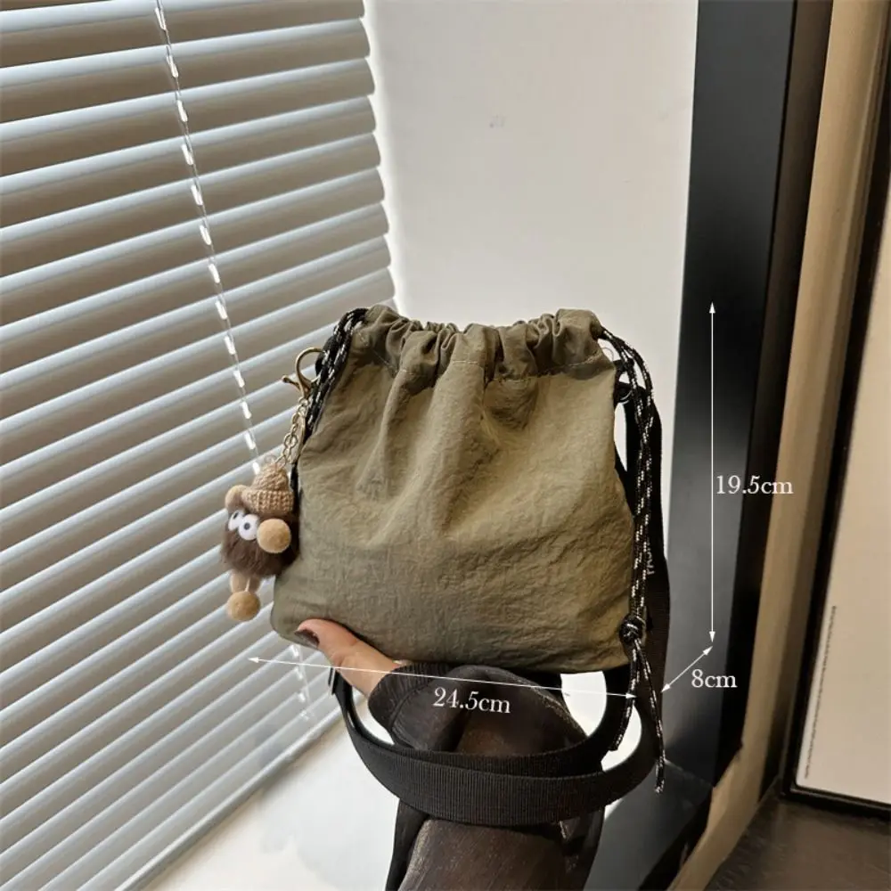 Bolso bandolera de nailon tipo cubo con cordón ajustable unisex - imagen 4