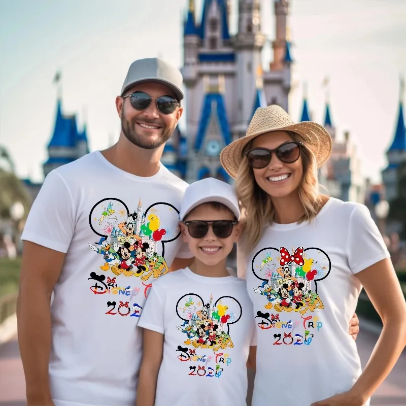 Camisetas a juego para toda la familia, edición 2026, con estampado de dibujos animados de Mickey y Minnie Mouse, camisetas informales para adultos y niños, ideal para vacaciones, conjunto para parejas.