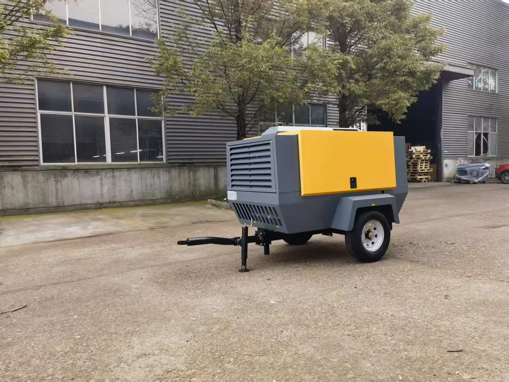 400CFM 12bar 150HP Diesel Screw Compressor 12m³/min Single Stage 2 Wheel Mobile