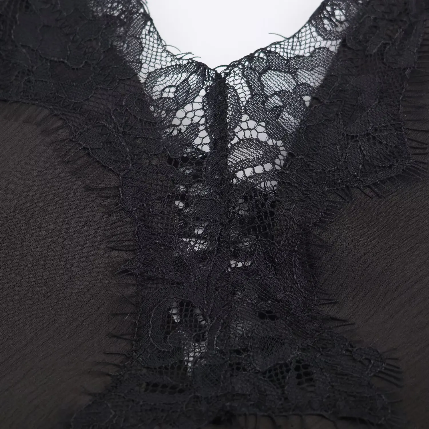 BSAY Schwarzes Asymmetrie-Spitzen-Satin-Kleid Damenbekleidung Herbst neue schicke französische Eleganz Seitenschlitz sexy V-Ausschnitt Sling-Abend