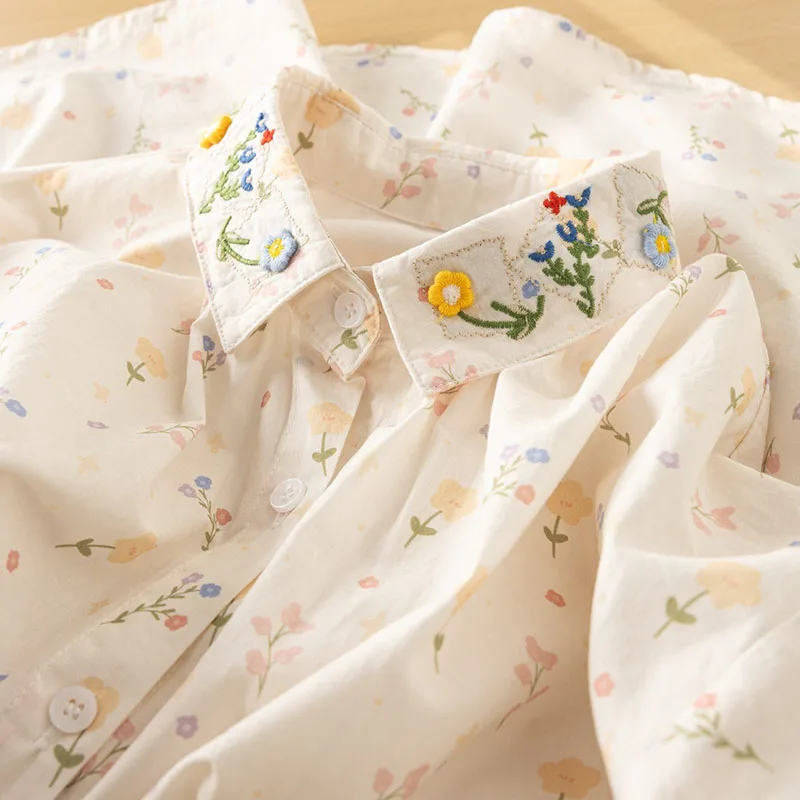 2025 Новая блузка в свежем стиле кантри с маленьким цветочным принтом и воротником, вышивкой из хлопкового материала для свободных и удобных женщин