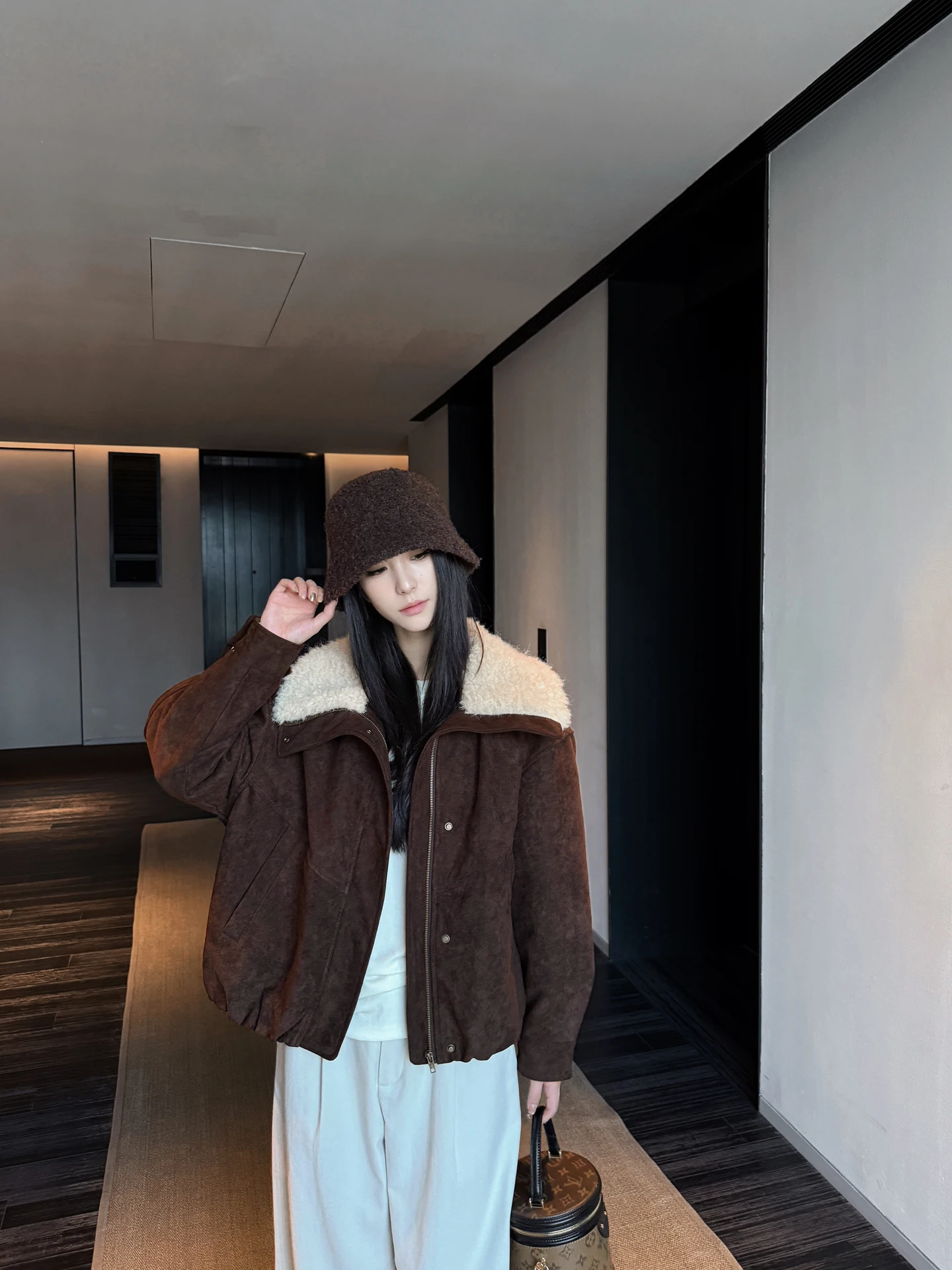 

Женская замшевая куртка SMBL RAIN, цвет кофе, утепленная, с меховым воротником, винтажная, длинная, на молнии