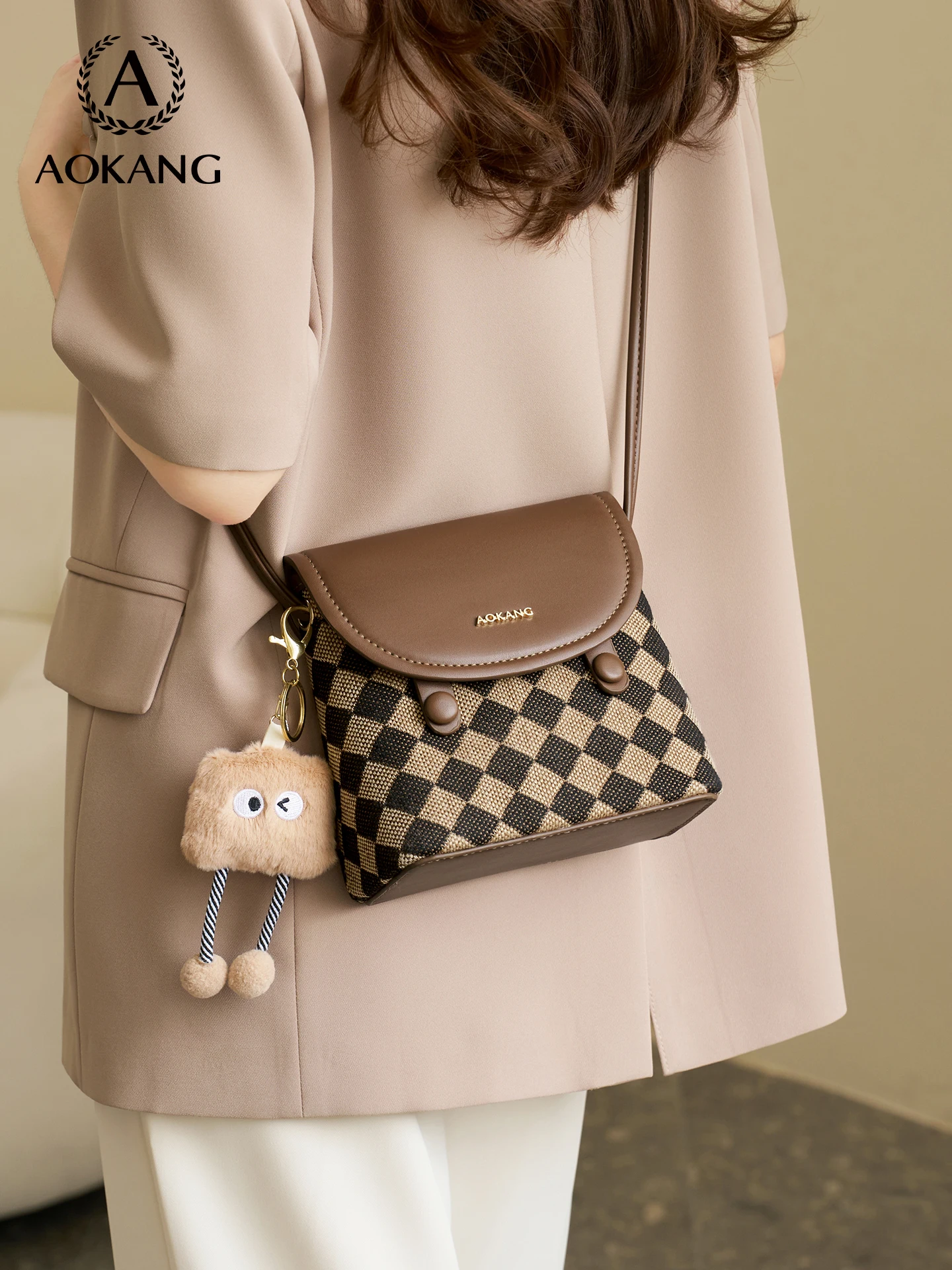 حقيبة كتف نسائية من Aokang ذات سعة كبيرة حقيبة هاتف محمول للركاب حقيبة كورية بحزام واحد حقيبة كروس من القماش الناعم