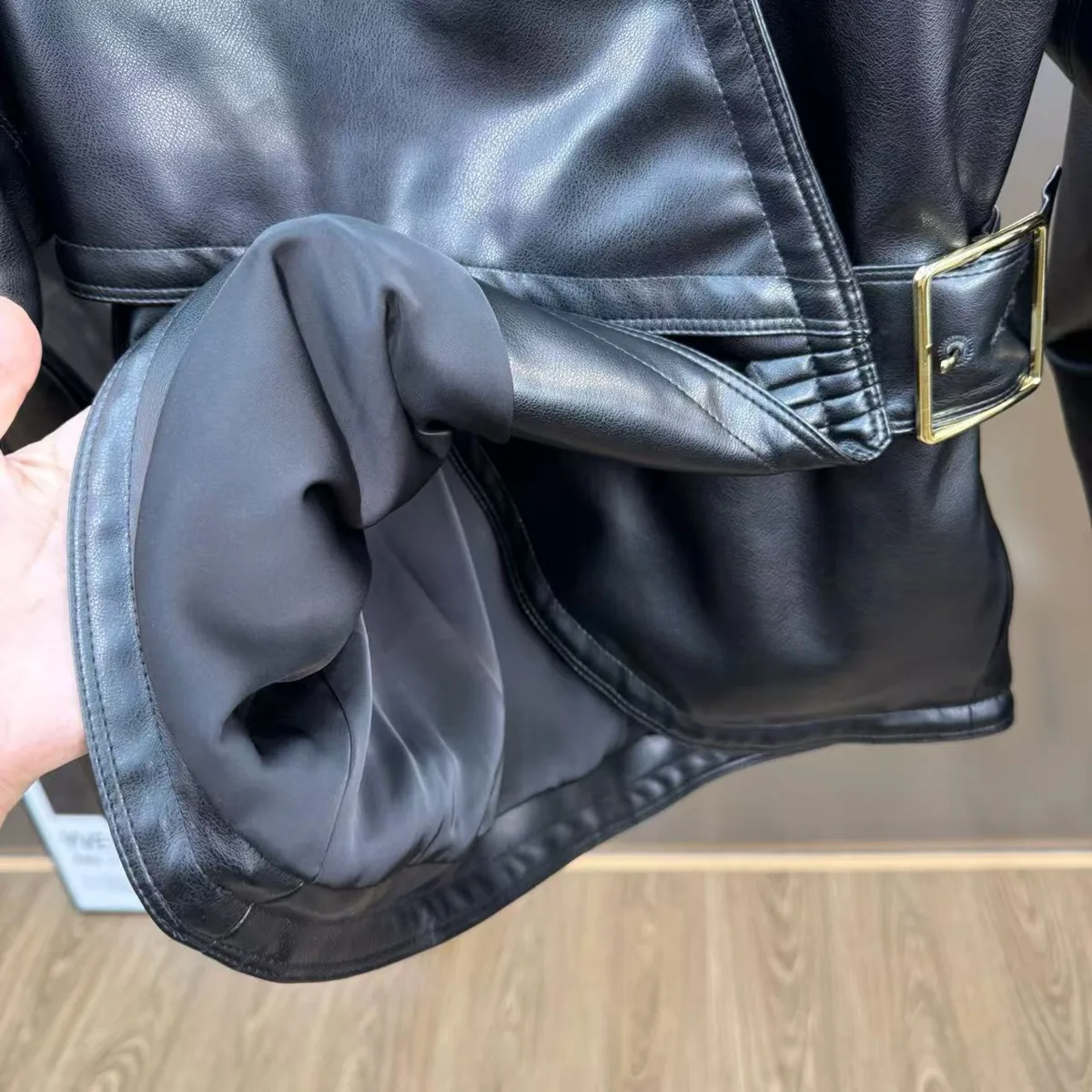 BJTZ 2026 新作 レディース フェイクレザー パッチワーク ジャケット スリム ベルト付き ウエストボタンディテール 秋冬 シック 多用途