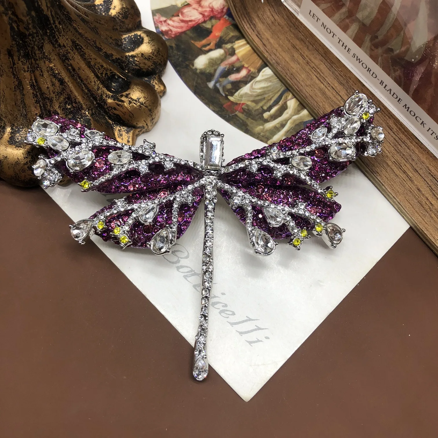 

Брошь-стрекоза с фиолетовым градиентом и полной инкрустацией бриллиантами, высококачественные аксессуары, модные броши