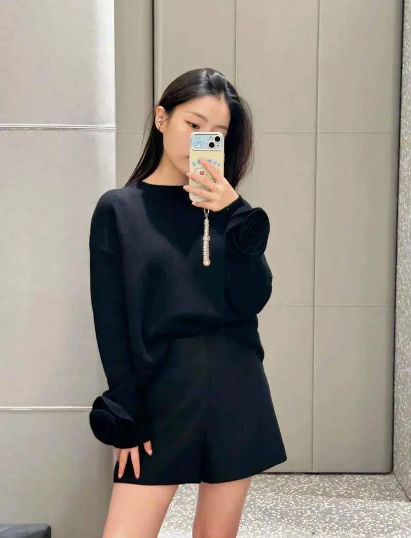 

Korean style women's sweater, fashionable and exquisite, slim fitting and slimming, three-dimensional flower knitted sweater