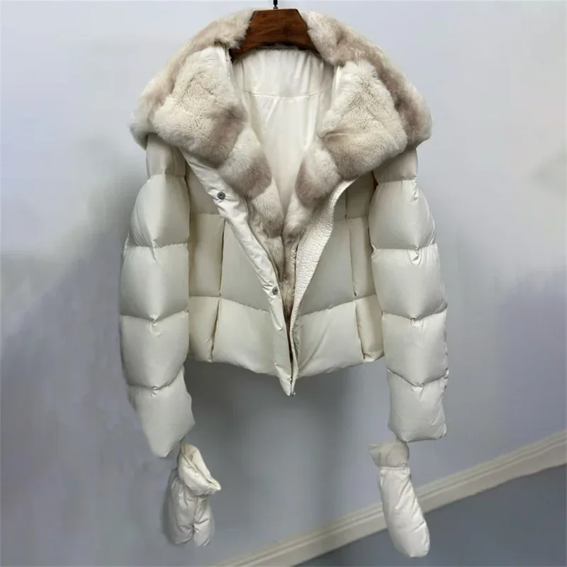 A nova jaqueta curta com gola e luvas de pele de coelho é um casaco feminino quente e moderno