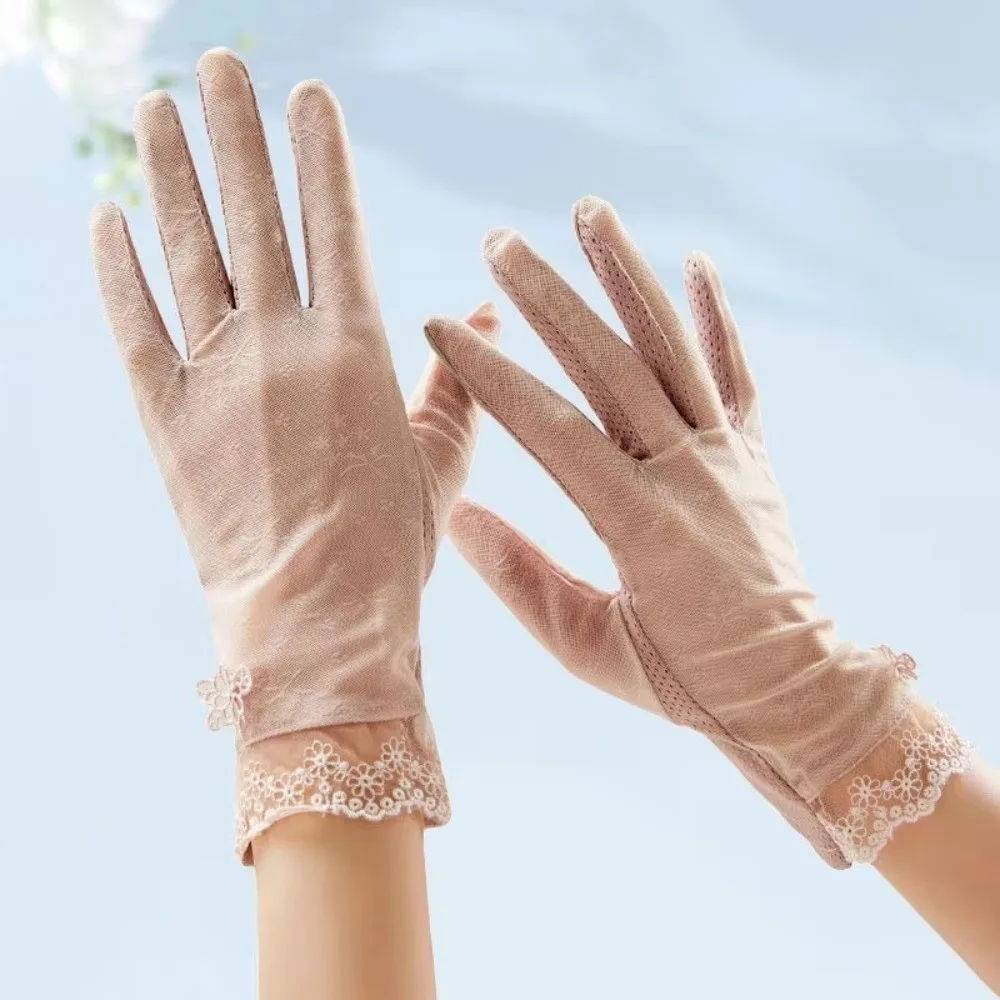 Fashion Non-Slip Sun Protection Gloves Elegant Lace Design Summer Fabric Lace Gloves Lightweight Material Driving Gloves Women