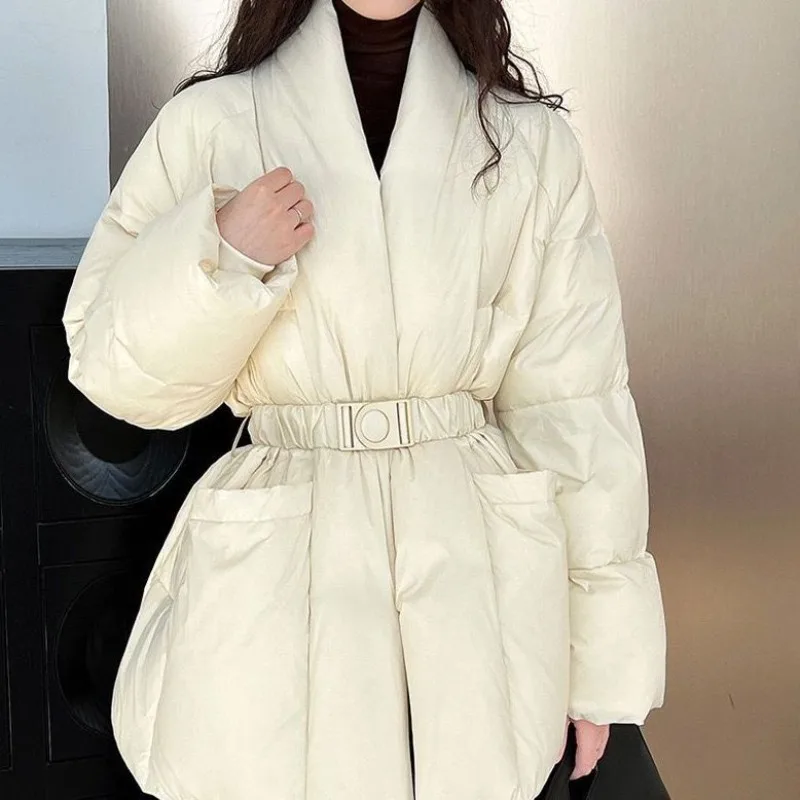 2026 Damen-Daunenjacke im neuen Stil, koreanische Version, lockere Passform, schlankmachende Daunenjacke mit weißer Entendaunenwärme, taillierte Silhouette