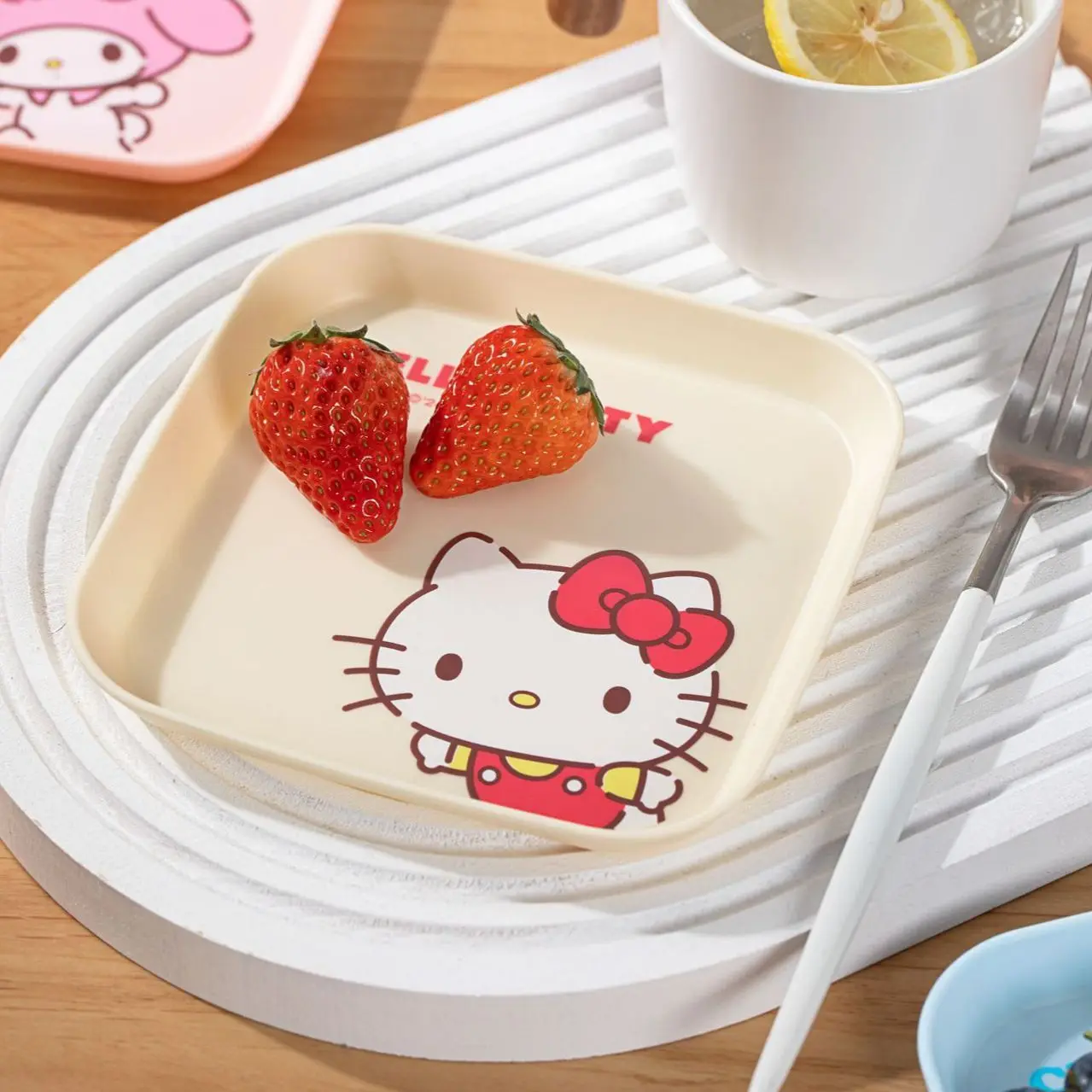 

Hello Kitty fruit plate dining table Kawaii Anime garbage tray Sanrio cute bone spitting plate plastic fruit plate Gifts Toys