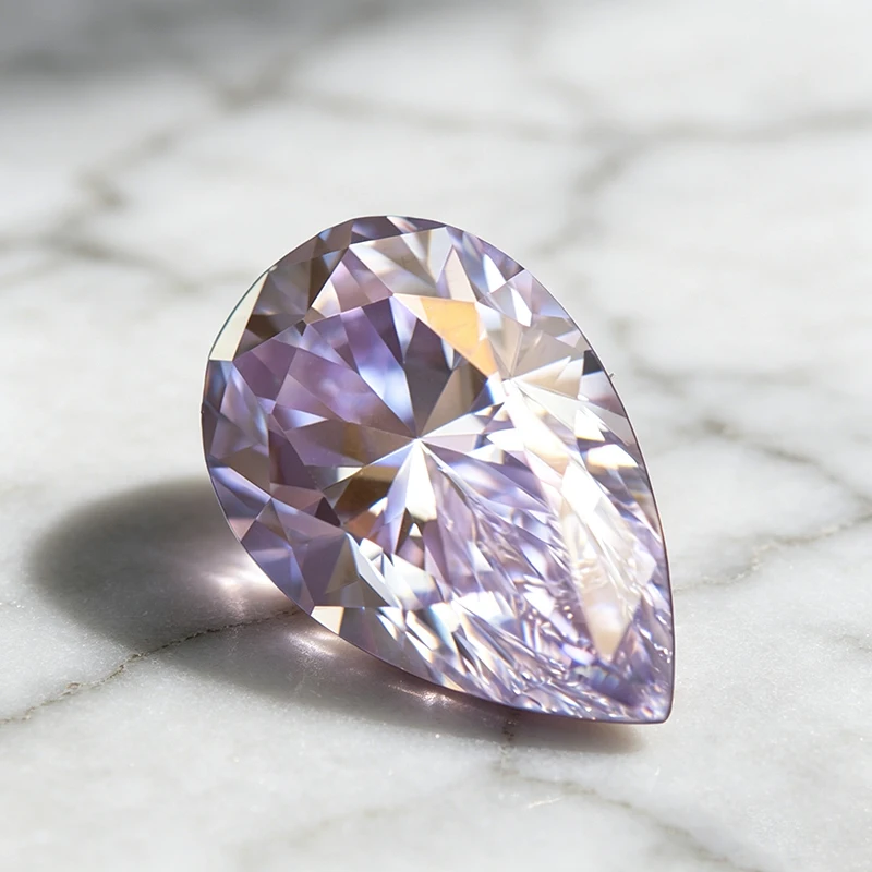 Moissanit-Stein in Birnenform, hellviolette Farbe, im Labor gezüchteter Edelstein für die Herstellung fortschrittlicher Schmuckstücke wie Ringe und Ohrringe, mit Zertifikat. – Detail 3