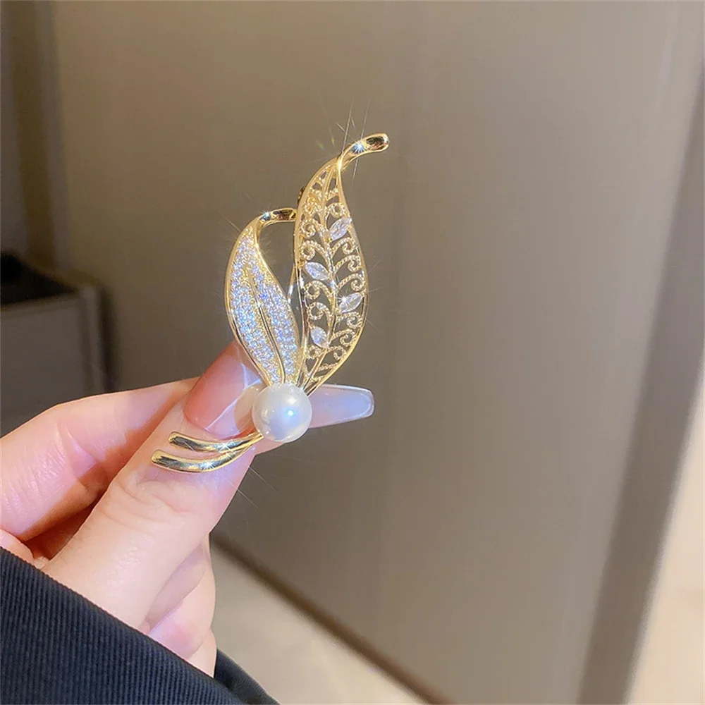 Luxury Pearl Rhinestone Leaf Brooch for Women Metal Hollow Lapel Pins Suit Ceremonial Dress Pins Badges Jewelry Accessories Gift