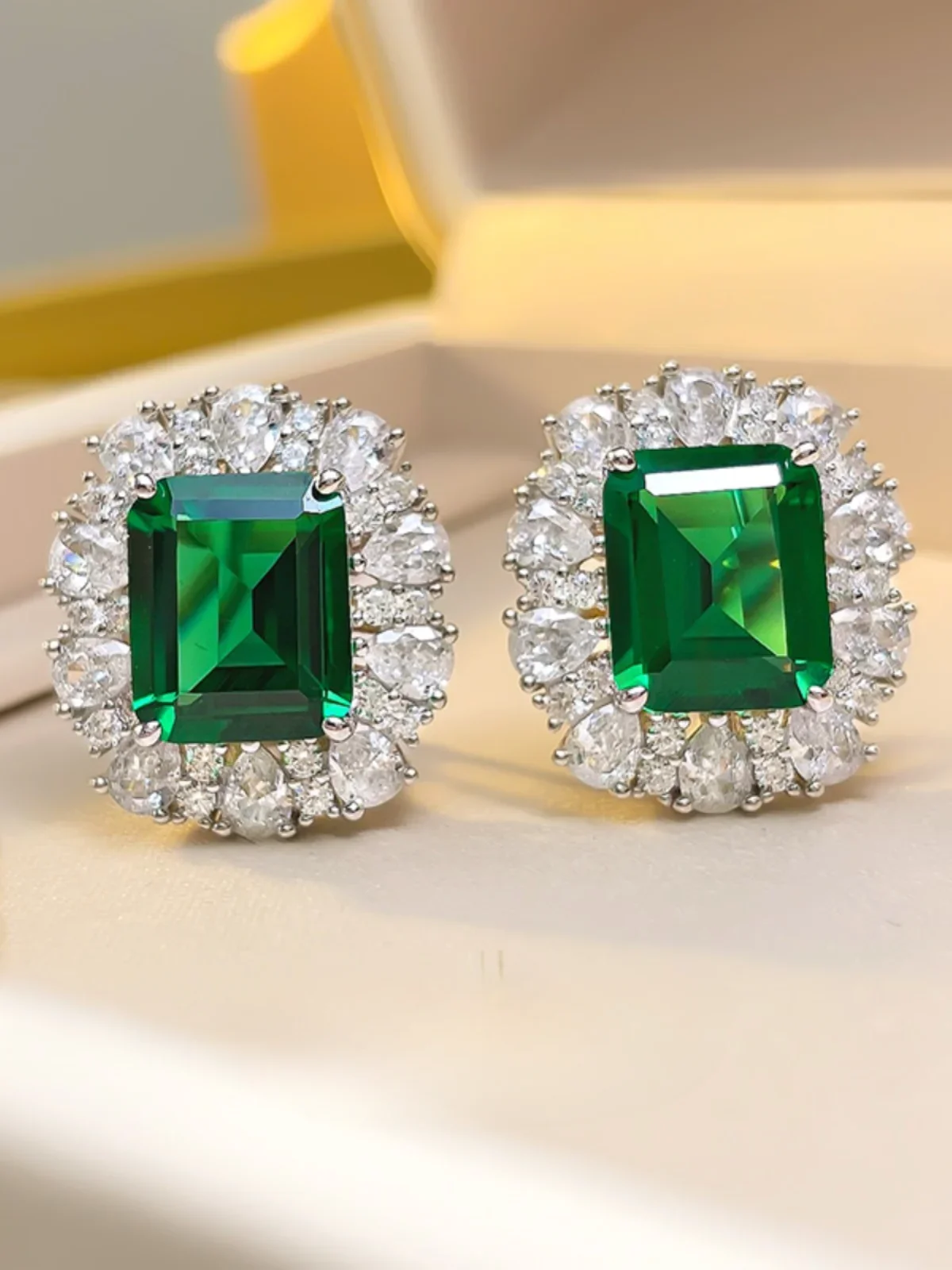 925 sterling silver retro European and American emerald earrings gold-plated with high carbon diamonds, elegant socialite