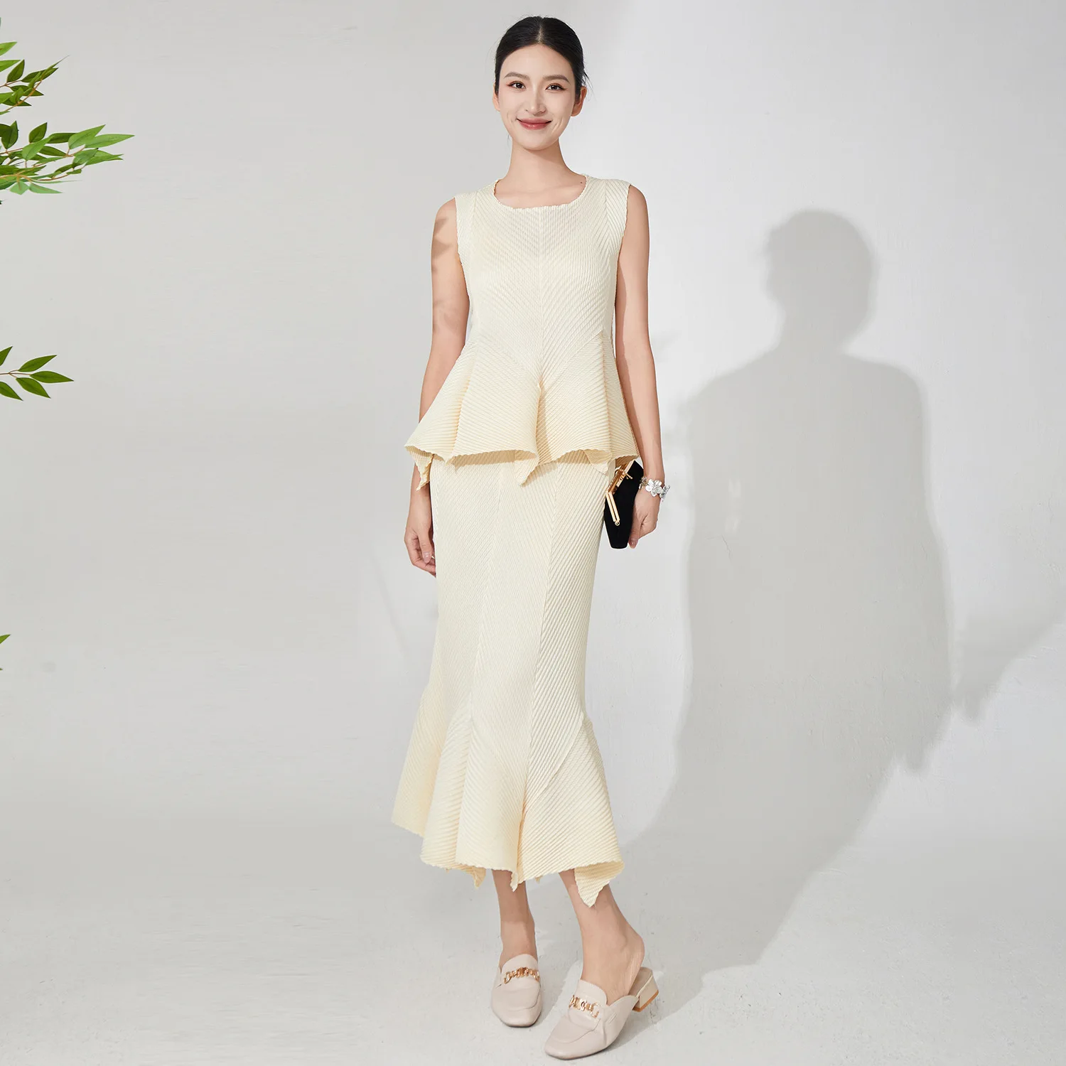 

Женский элегантный комплект, футболка без рукавов с квадратным вырезом, свободная эластичная полуюбка «рыбий хвост», новинка 2025, летний женский комплект из 2 предметов