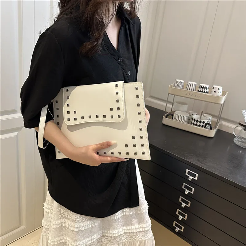 

2026 winter new retro and niche design handbag for women rivet decorated envelope bag good quality clutch bag