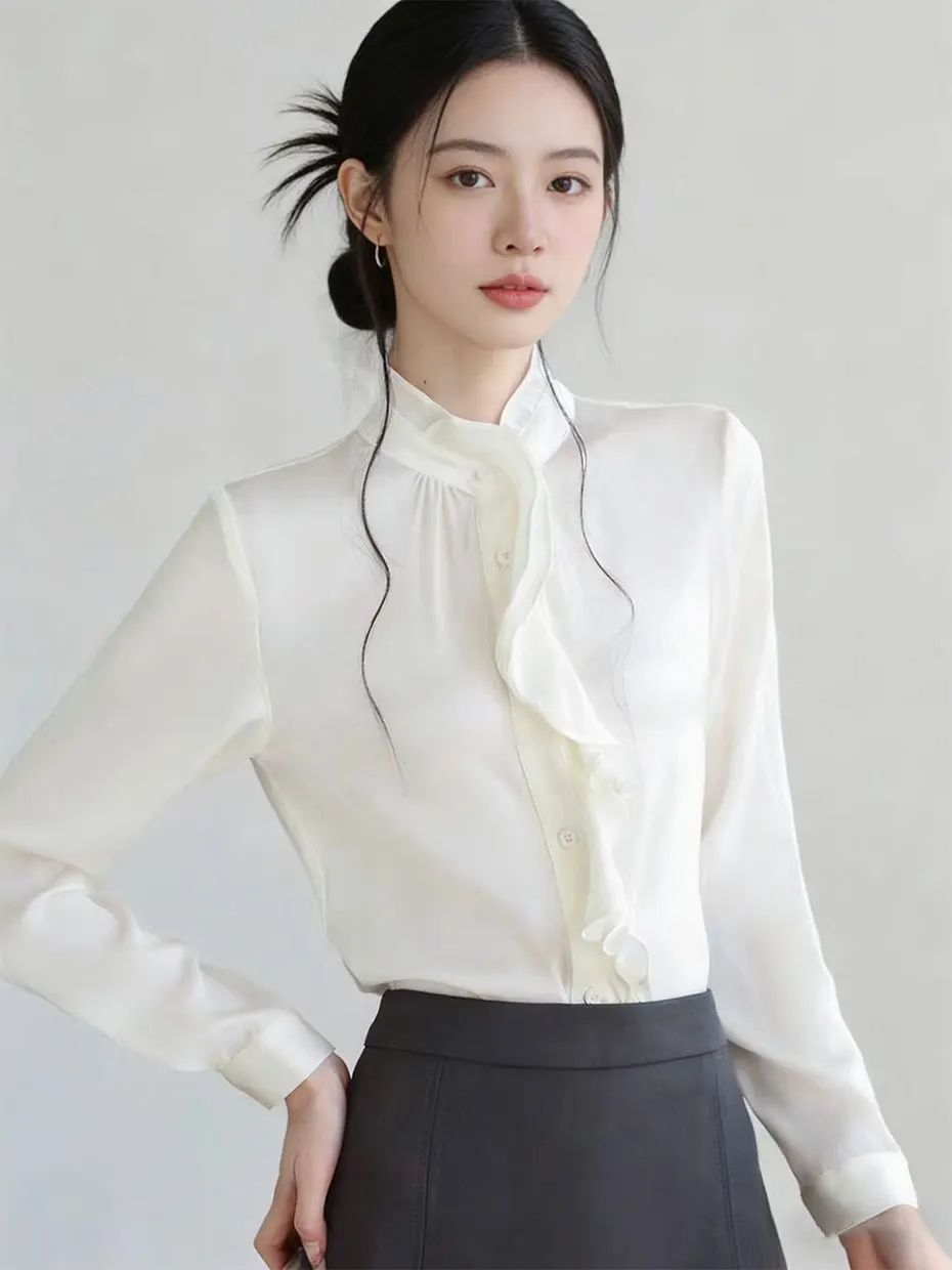 

Элегантная белая женская рубашка с длинным рукавом, модная коллекция Весна 2026, с воротником-стойкой и оборками по низу, универсальный топ с изысканным дизайном