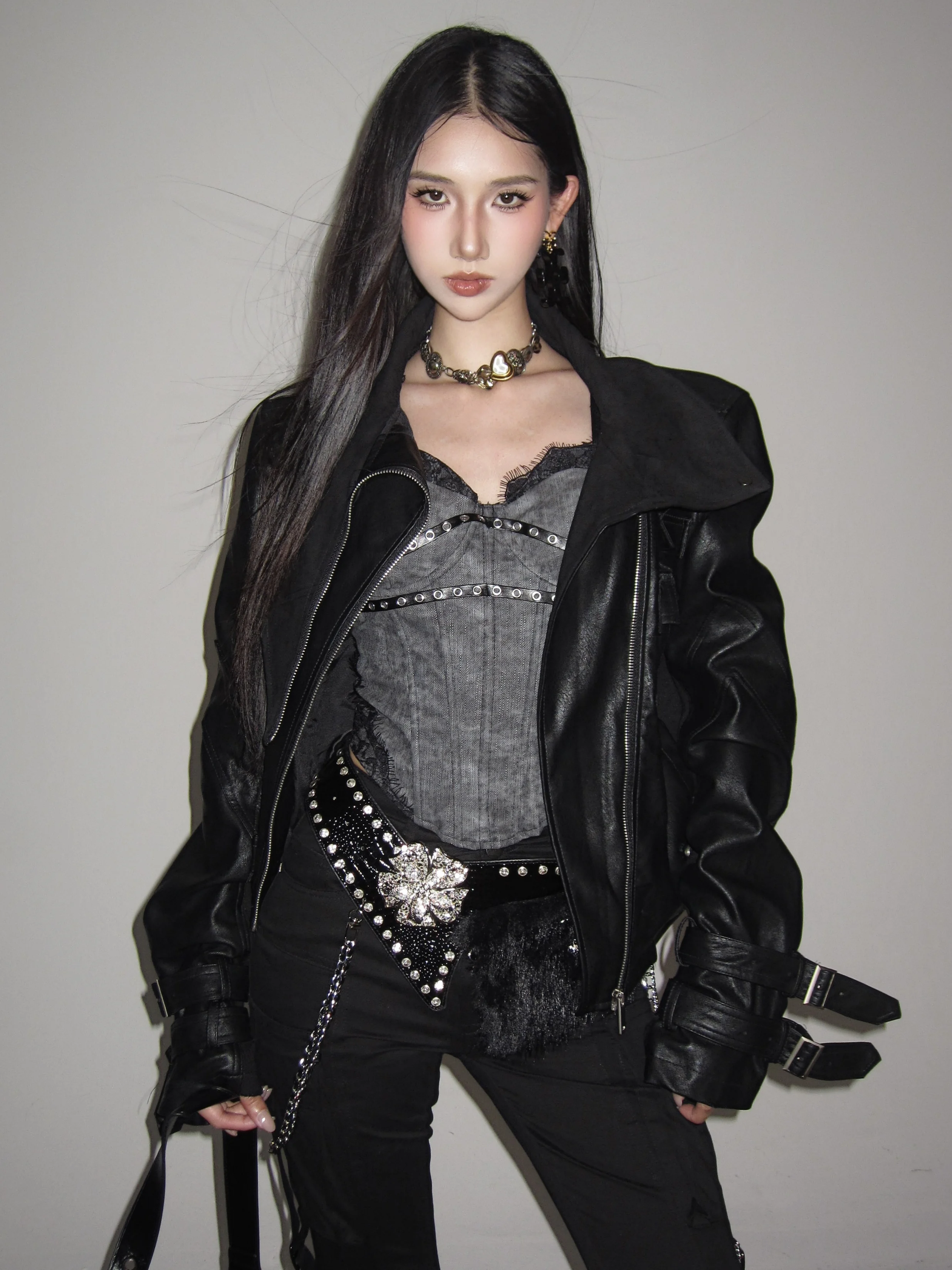 

Black Biker Short Thickened Leather Jacket Women's Slim Fit Style Fashionable Rivet Design Long Sleeve Zipper Closure Top