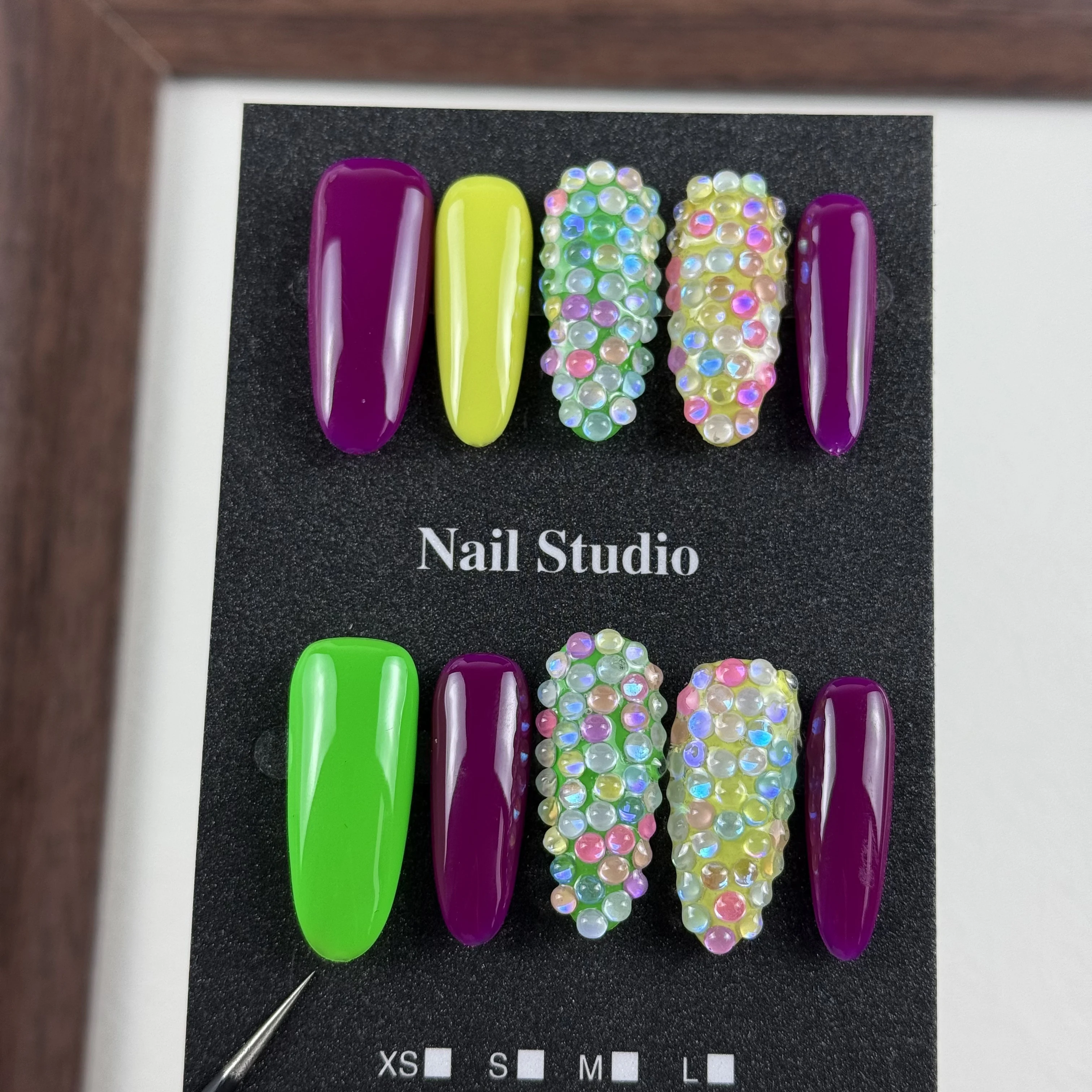 10 Stück hochwertige, minimalistische Dopamin-Serie, handbemalt mit kontrastierenden Farben, mit schillernden, glitzernden, handgefertigten Diamanten.