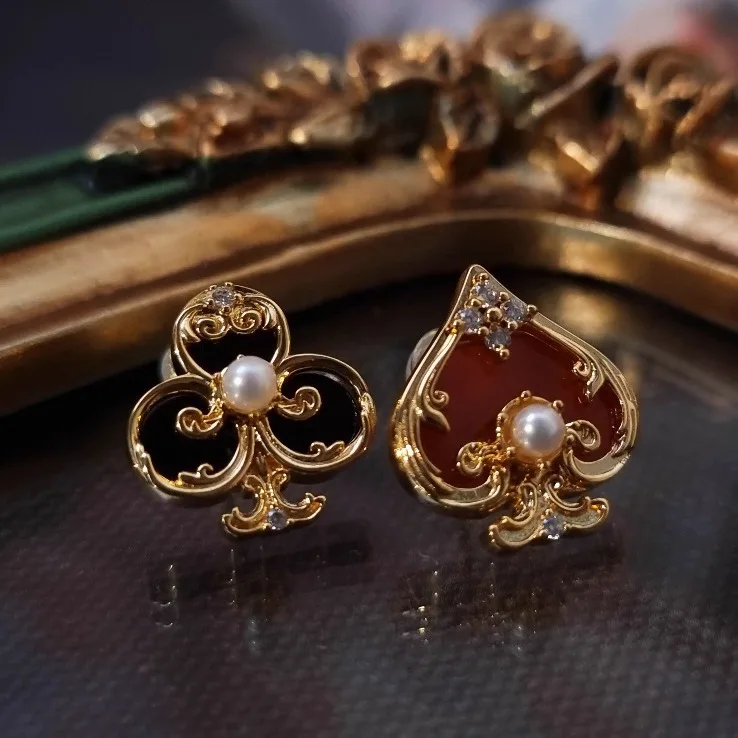 

Asymmetric Hearts and Clubs Earrings [Alice in Wonderland] Earrings Fuchsin Black Shell Pearl Retro Earrings