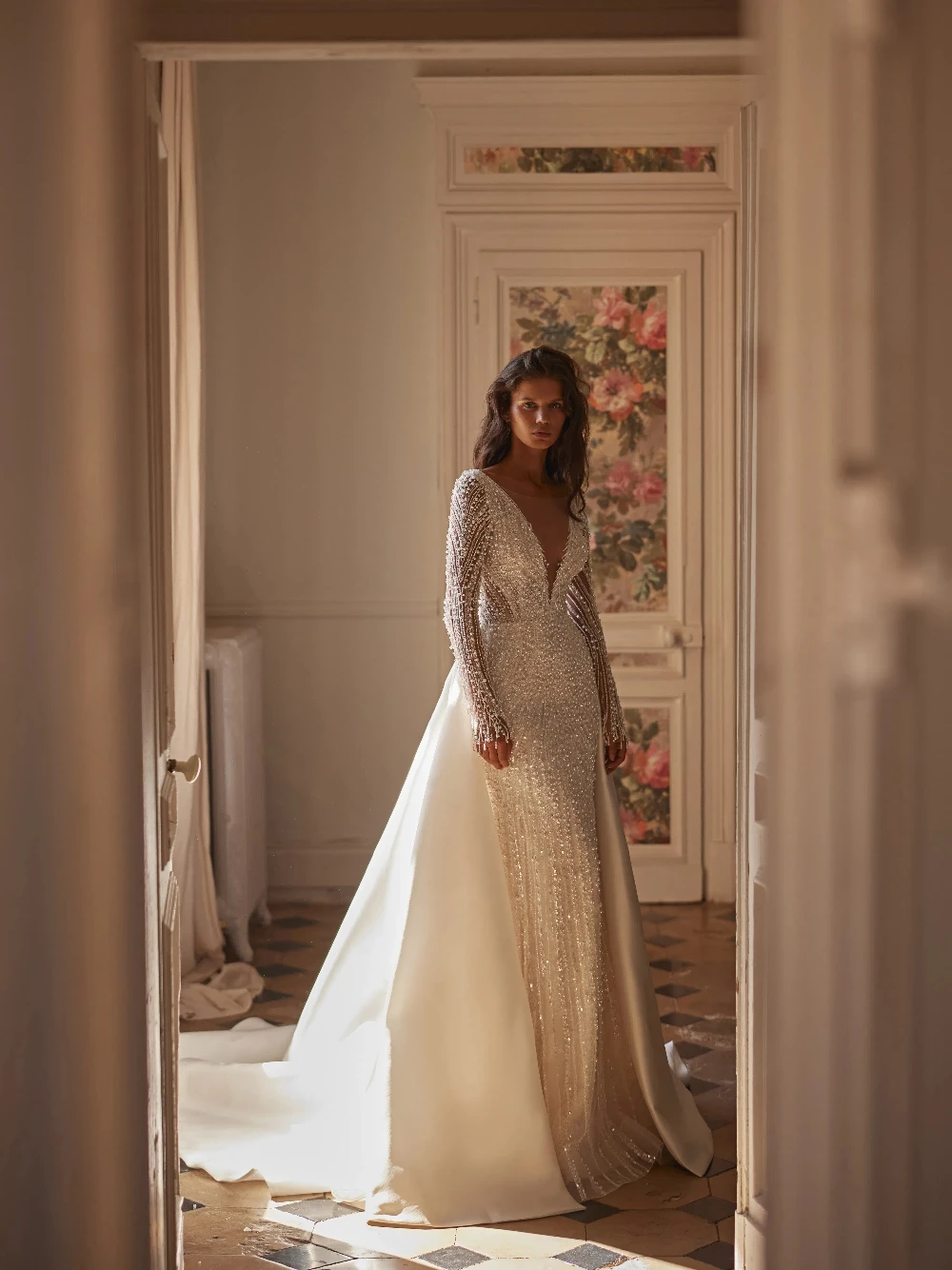 Vintage Court Luxury Long Sleeved Wedding Dress With Train Handmade Pearls Tassel Glitter Elegant Bridal Gown For Royal Weddings