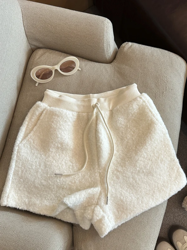 

High Waist Thickened Sheepskin Corduroy Shorts Women's Winter Fashion Slimming Outerwear Wide Leg Pants Commute Style
