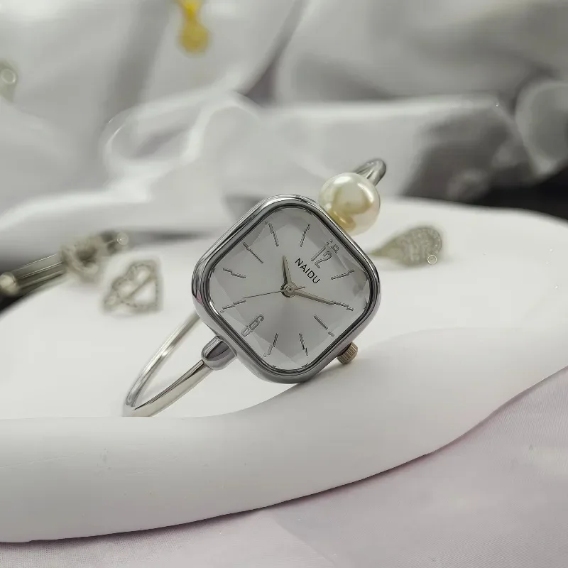 1 Piece of Women's Watch with a Simple, Artistic, and Vintage Quartz Style