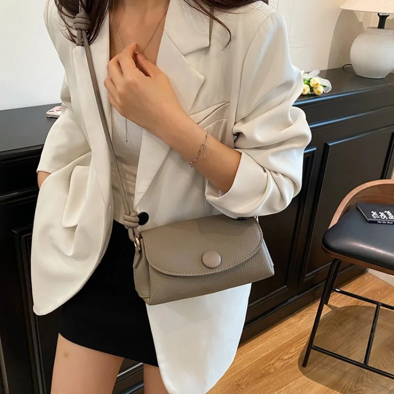 

Minimalist Simple Vintage Leather Handbag With Crossbody Strap - Stylish Letter Logo Design, Elegant And Functional