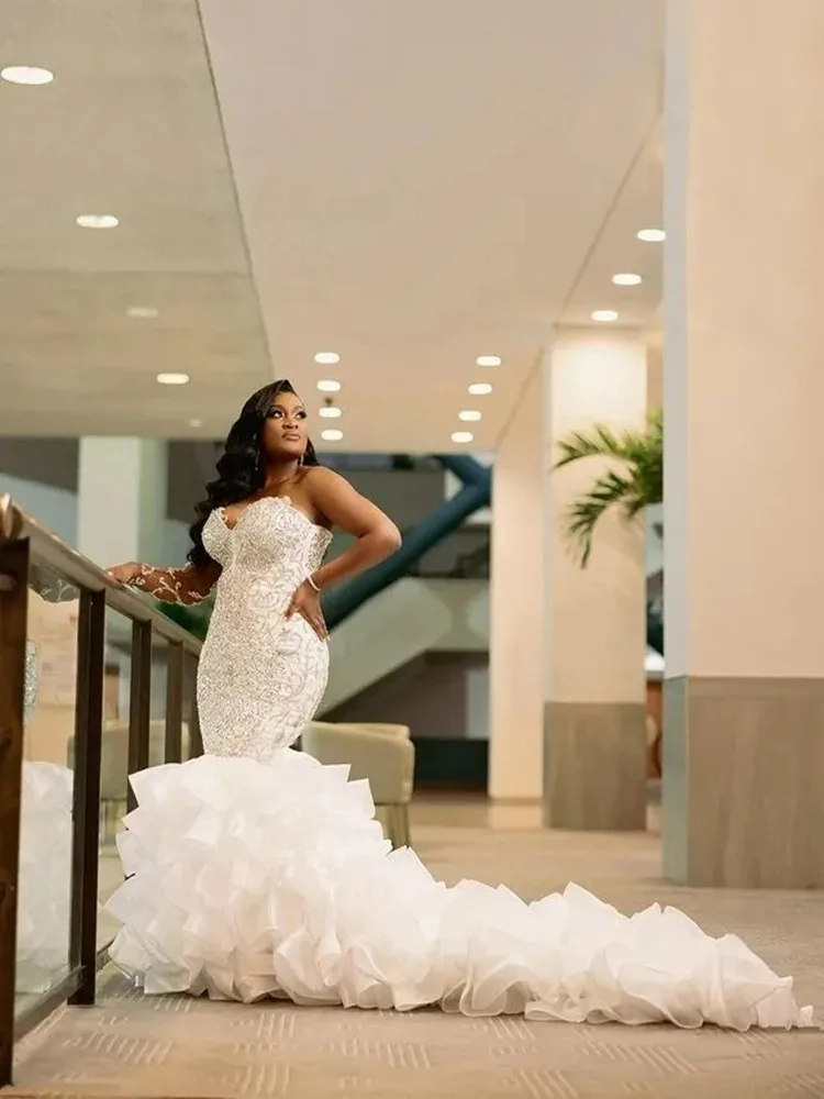 Maßgeschneiderte glitzernde Kristalle Perlen Meerjungfrau Brautkleider Vestidos De Noiva Plus Size Cascading Rüschen Luxus Brautkleider