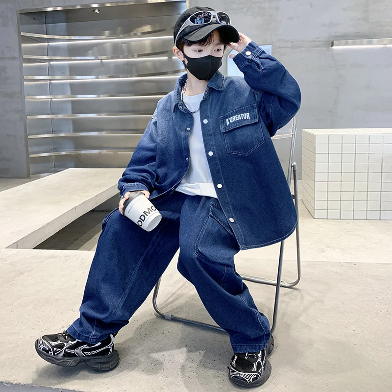 ชุดเดนิมสุดเท่สำหรับเด็กผู้ชาย - แจ็คเก็ตไล่เฉดสีแบบทูโทนและกางเกงยีนส์ทรงหลวมเข้าชุด ลุคสุดเทรนดี้สำหรับเด็ก