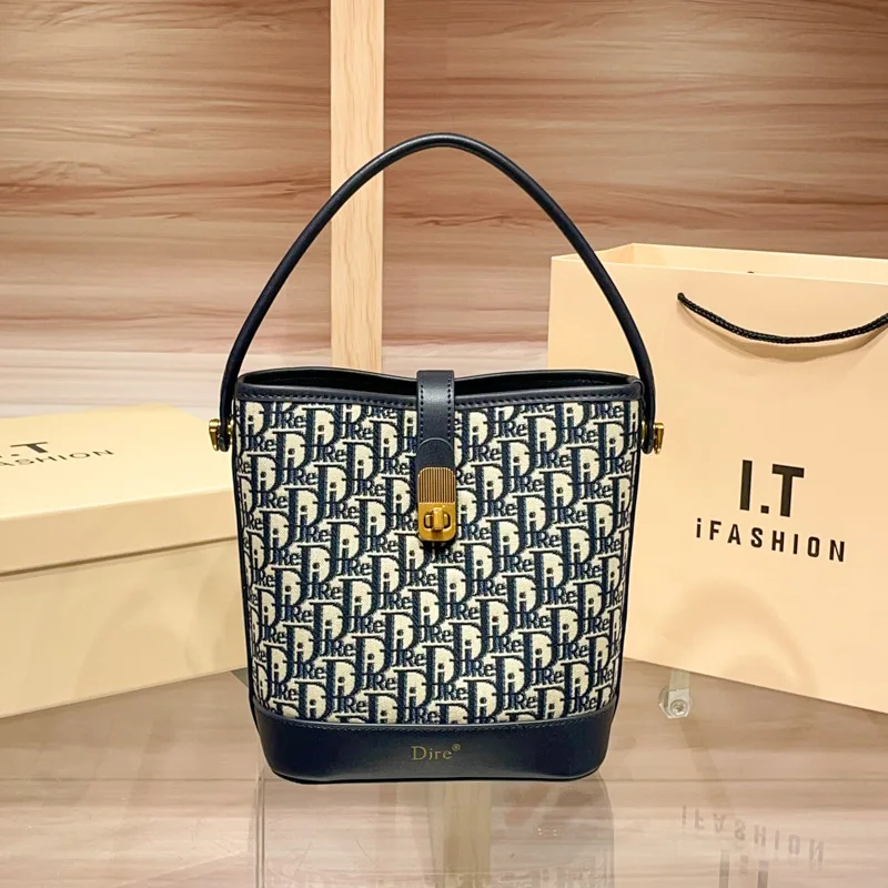 

Минималистичная стильная сумка для подгузников для женщин, дизайнерская сумка через плечо, элегантная винтажная сумка-тоут из кожи с большой вместимостью от люксового бренда.