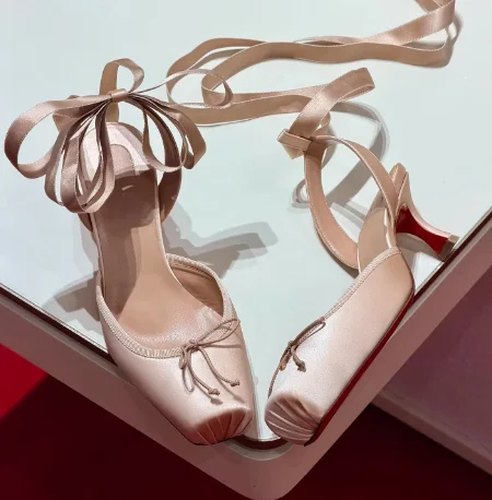 Seidene Sandalen mit quadratischer Zehenpartie und Schmetterlingsknoten für den Sommer, Stiletto-High-Heels, Schnürdesign, geschlossene Zehenpartie, Party-Ballettschuhe