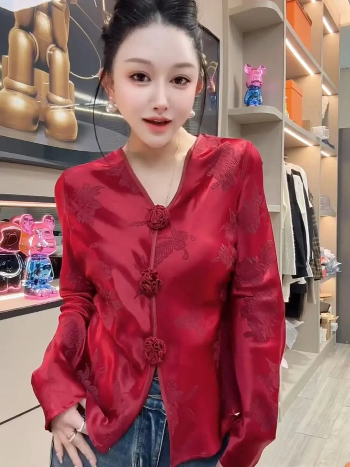 

Новая китайская красная рубашка с длинным рукавом в стиле ретро, женская осенне-зимняя атласная рубашка с 3D v-образным вырезом
