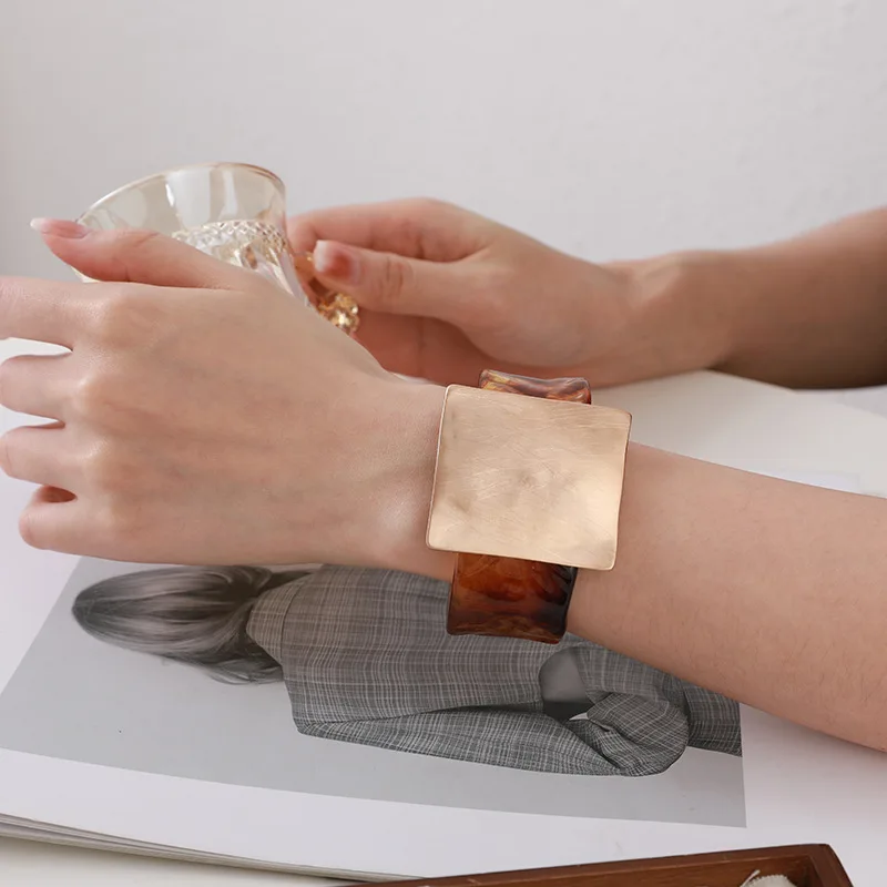 Einfache Geometrische Gebürstete Quadratische Armbänder für Frauen Hochwertige Atmosphärische Armbänder Charmanter Schmuck – Detail 6
