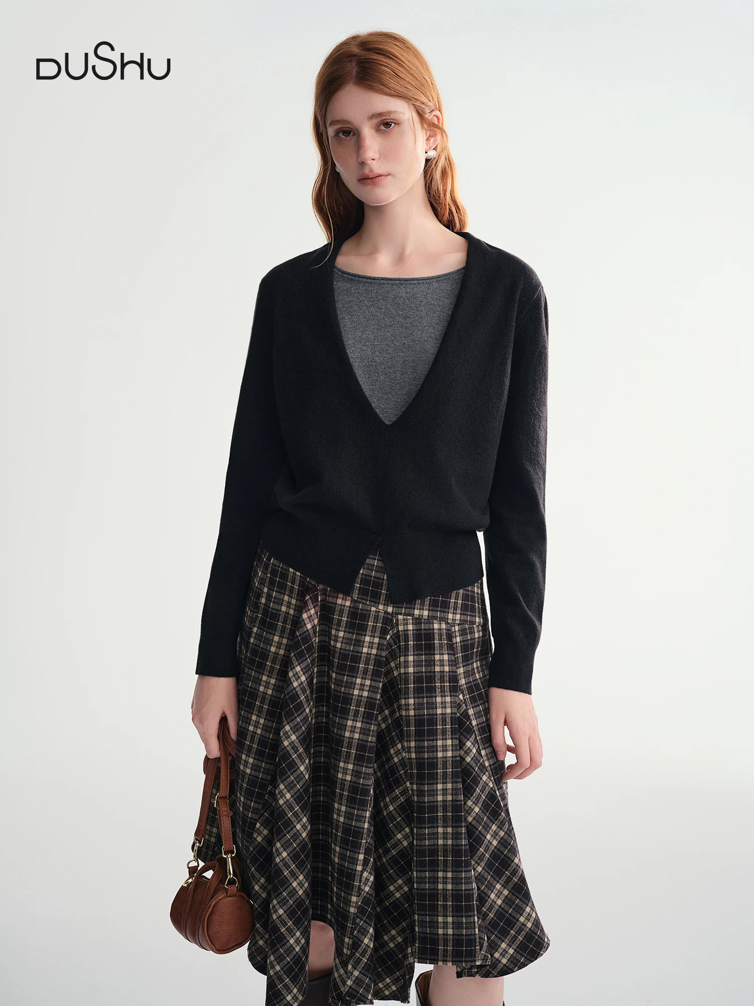 

DUSHU Plus-Size Women's Fashion: Elegant Lazy Curve Faux Two-Piece Color Block Contrast Deep V-Neck Knit Sweater 2025 Winter