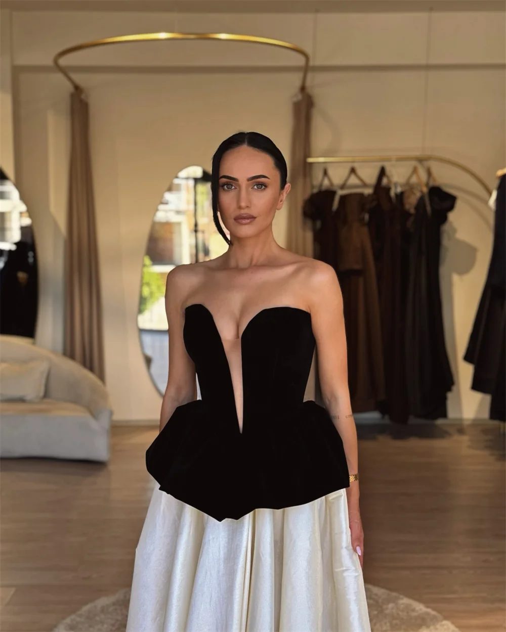 Contessa Maßgeschneidertes Abendkleid, Ballkleid, Hochzeitsgastkleid, trägerlos, V-Ausschnitt, Samt, Schößchen, Satin, A-Linie, langer Rock, elegant, sexy