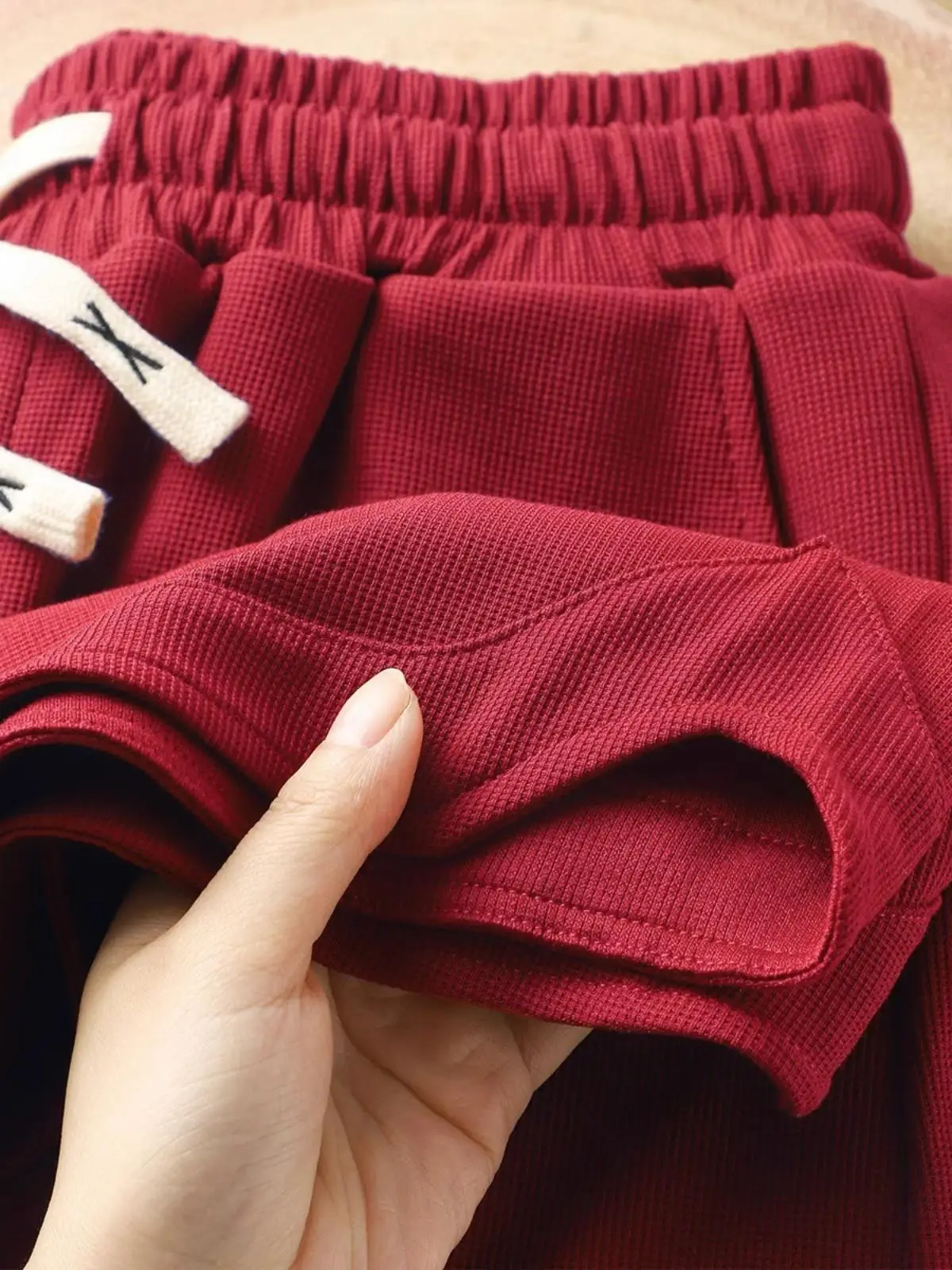 

Мужские летние свободные повседневные спортивные шорты-бриджи прямого кроя в американском ретро-стиле, темно-бордовые, размер 300 Pou, из плотной ткани