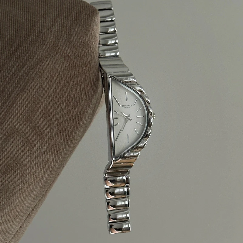 Simple fashion trend elegant women's waterproof watch 2025 new light luxury niche high temperament women's watch birthday gift