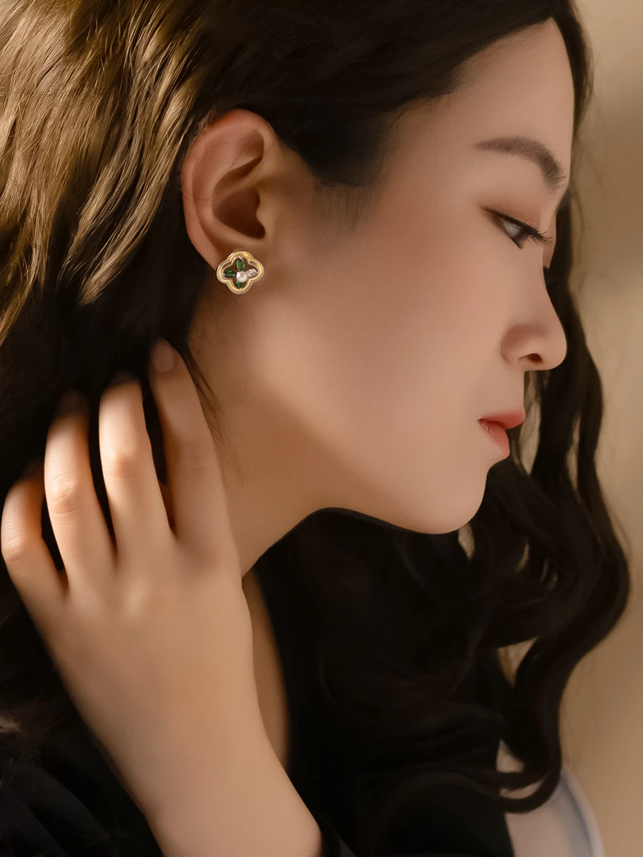 أربع أوراق البرسيم شكل أقراط المرأة الأوروبية والأمريكية المتخصصة تصميم الأقراط أقراط اللؤلؤ الفضة الاسترليني #4