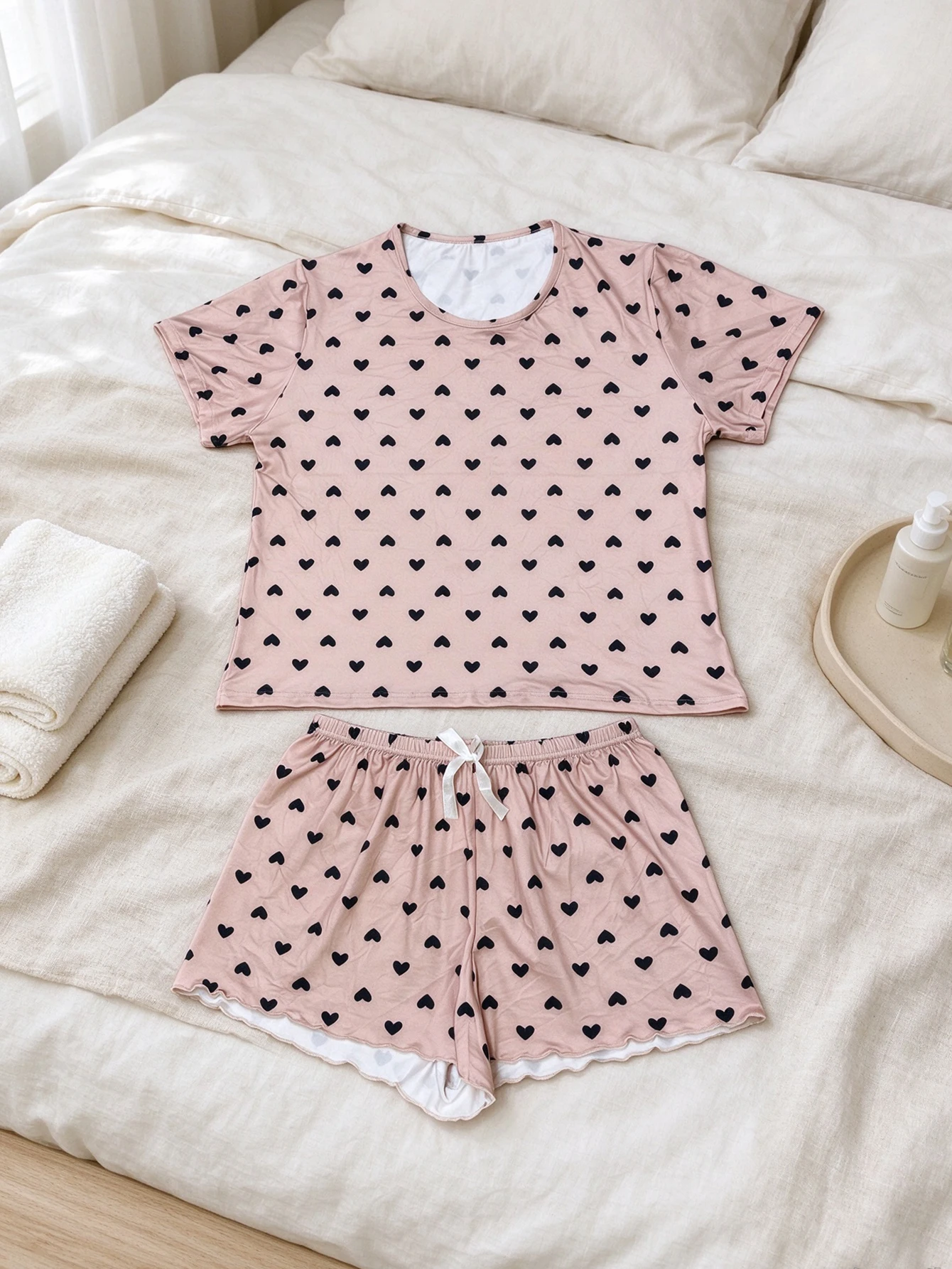 Milk Silk Heart-Shaped Printed Short-Sleeved Pajamas Set, Soft, Comfortable and Breathable Intimates 2-Piece Set, Shorts, Home Wear