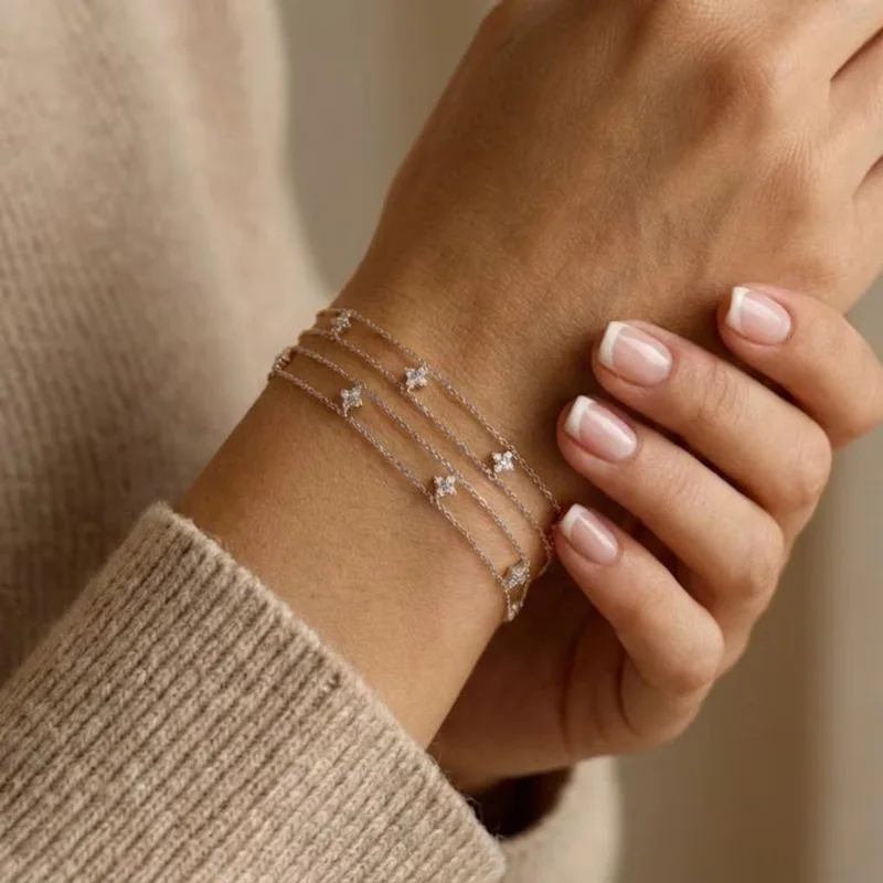 Lnkry 14K Gold Filled Armband mit vierblättriger Blume und Doppelkette für Damen, zertifiziertes 2mm rundes Moissanit-Armband, Handschmuck, Geschenk – Detail 6