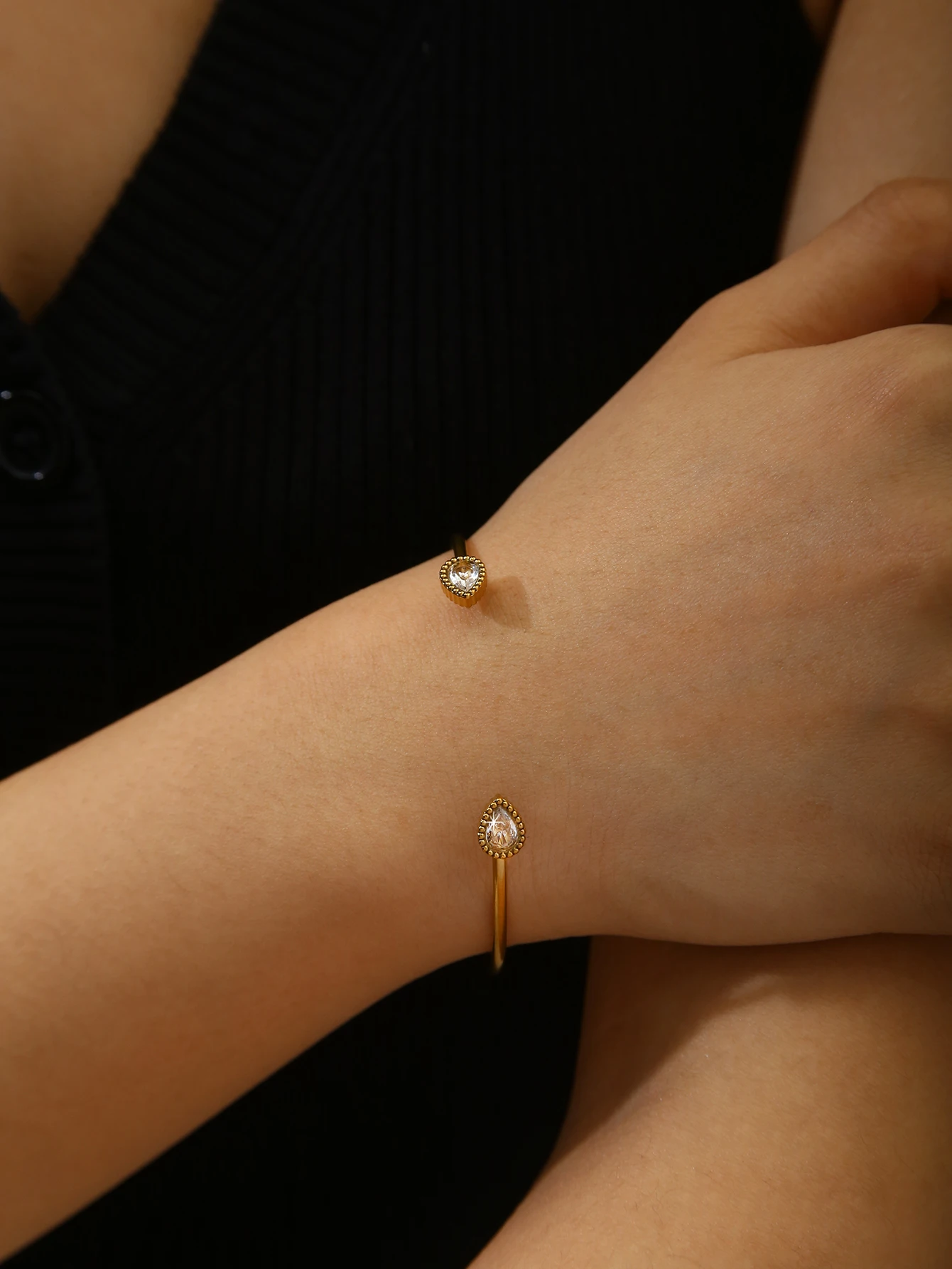 Niche, Unique, Light Luxury,Minimalist Style: 18K Gold-Plated Stainless Steel Drop-Shaped Zirconia Open-Ended Bracelet For Women