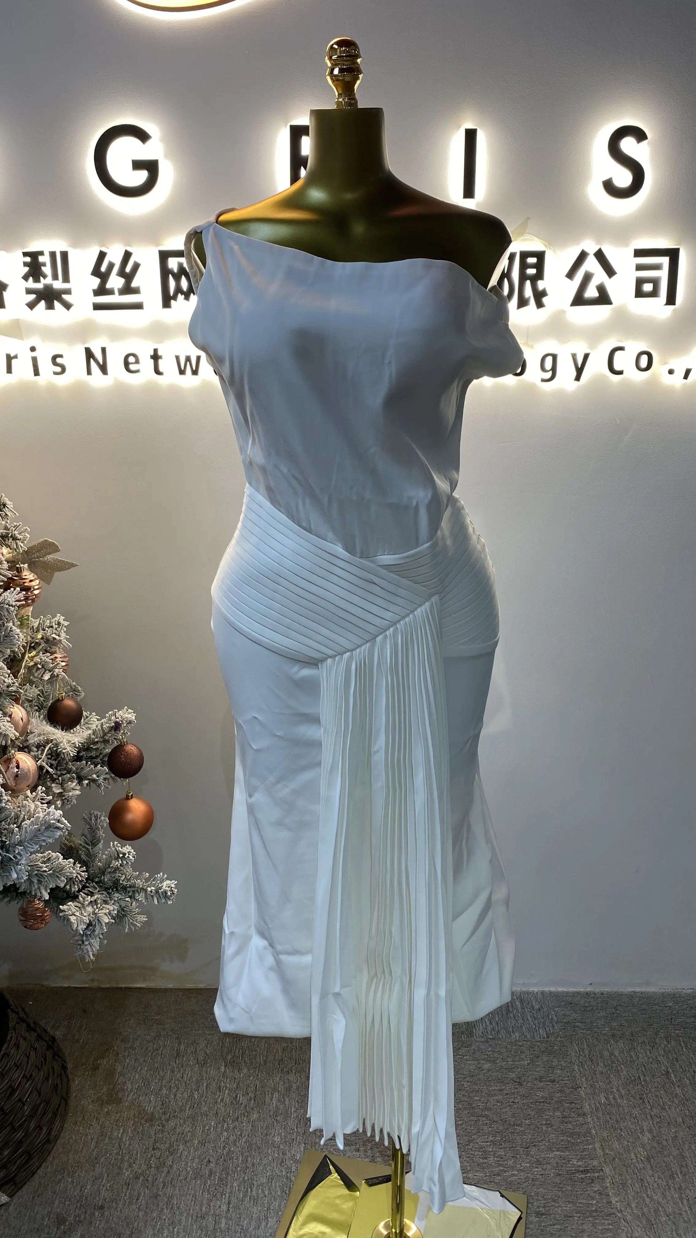 

Elegant women's high-quality floor-length evening gown with a slanted neck and zipper embellishment.-GZXX036