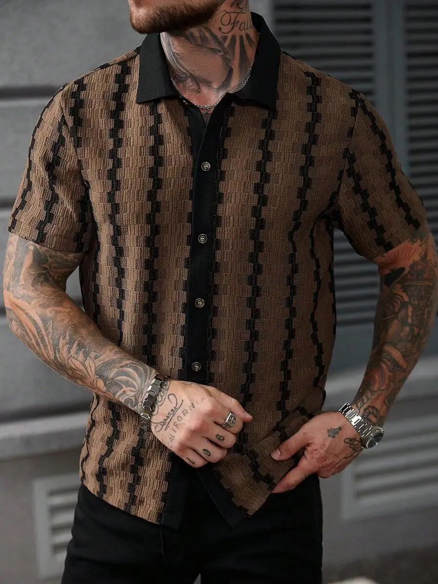 

Men's Short Sleeve Button-Front Shirt with Contrast Stripe Pattern