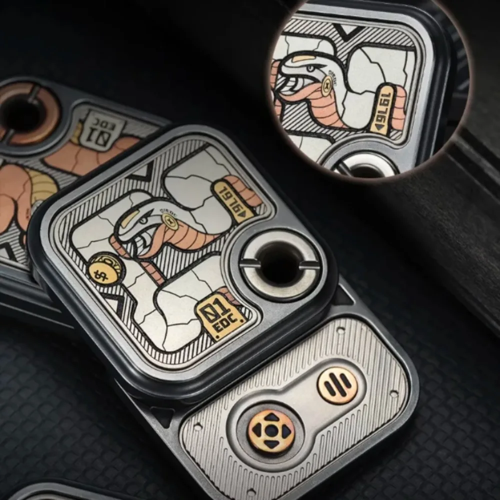 01 Studio Base di gioco quadrata piccola EDC Greedy Snake Edition Meccanico in metallo con punta delle dita Push Card Giocattolo antistress con punta delle dita
