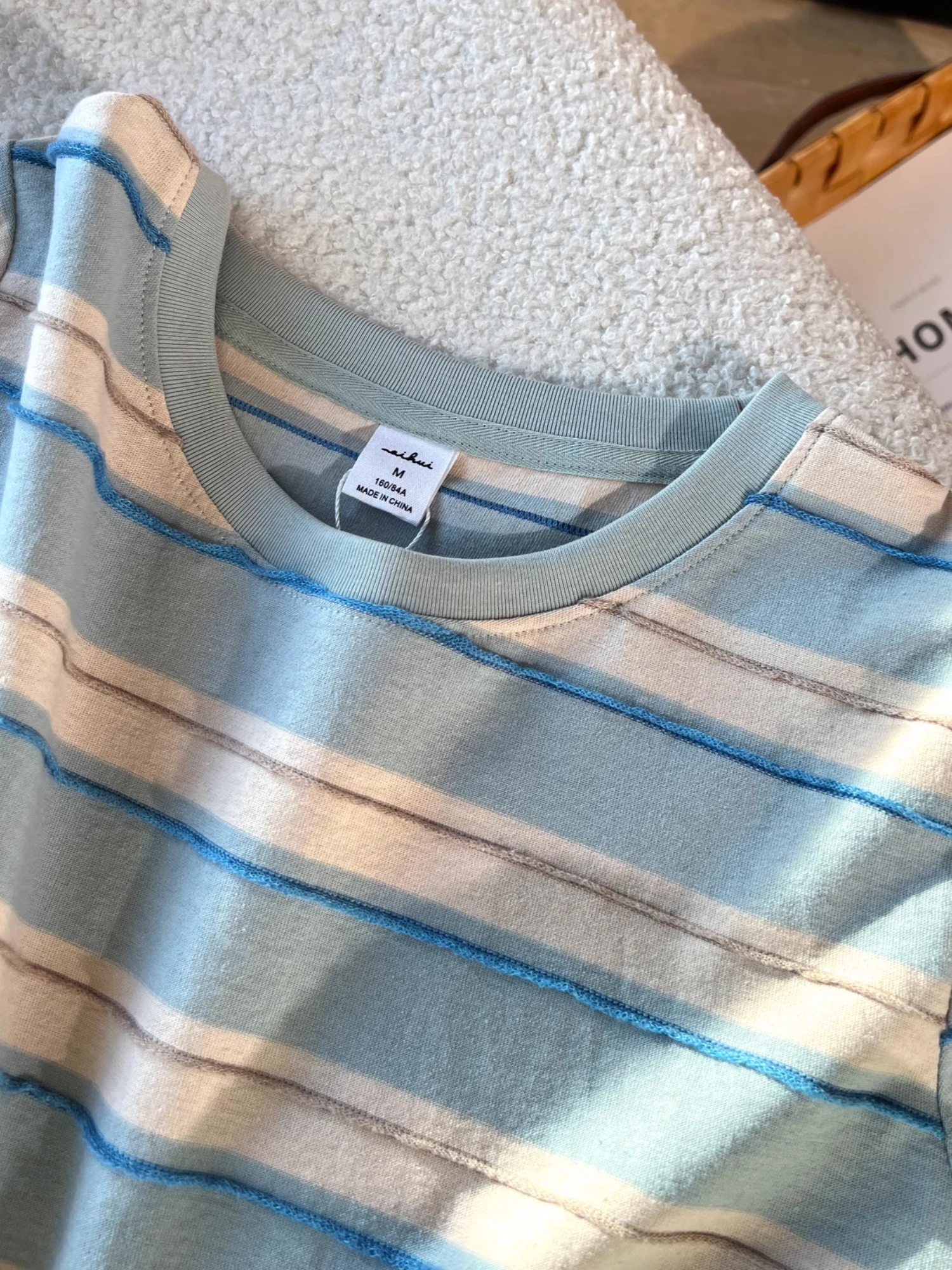 เสื้อยืดผู้หญิงลายทางสไตล์ลำลองหลวมๆ แฟชั่นฤดูร้อน 2025 ทรงเกาหลี ใส่ได้ทุกโอกาส ใส่สบาย เหมาะกับการเดินทาง