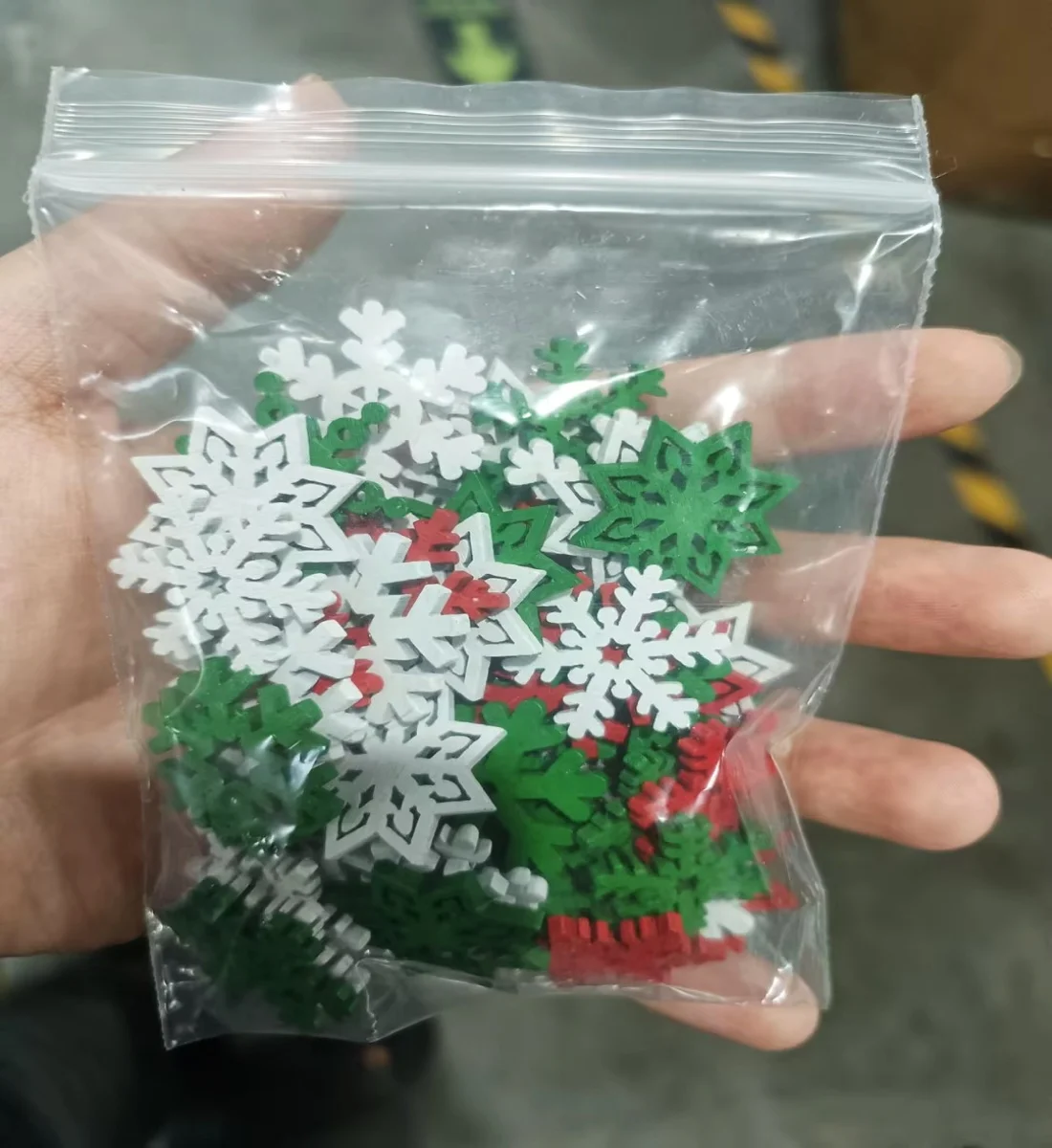15-30g/Pack Mixed Red Green White Wooden Snowflake Christmas Wood Slices for X‑mas Tree Decor Gift Wrapping DIY Jewelry Decor