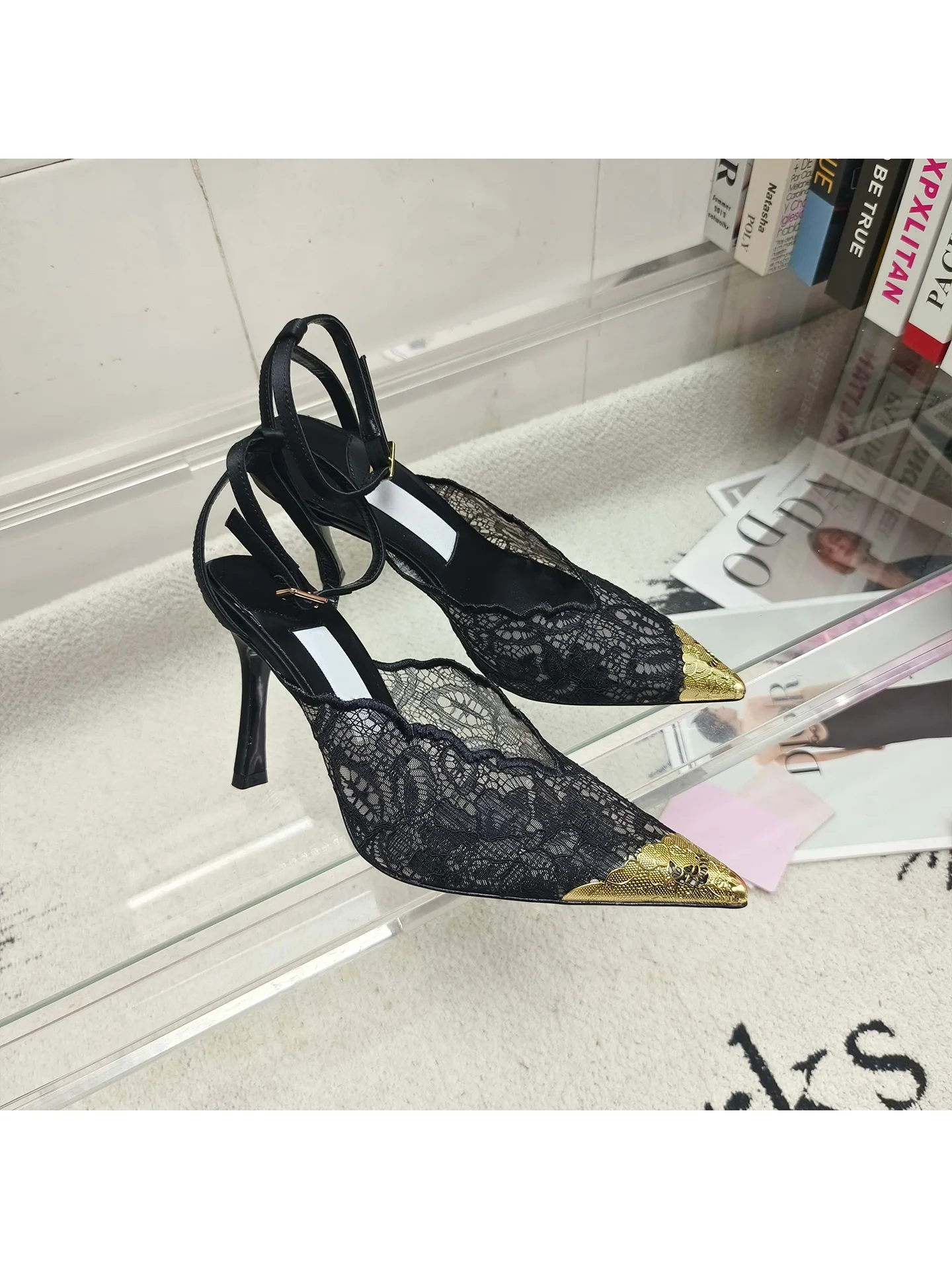 

Женские черные кружевные туфли на высоком каблуке с острым носком, металлический носок с узором, тонкие высокие каблуки с ремешком на щиколотке, элегантные вечерние туфли на высоком каблуке