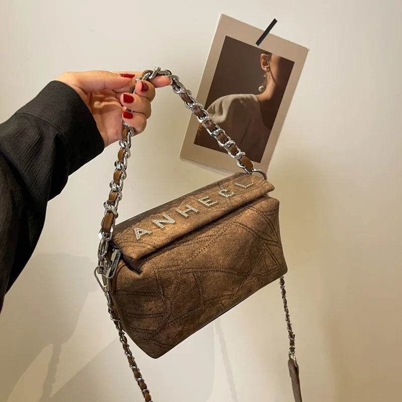 2025 Новая ретро и модная джинсовая женская сумка с цепочкой и буквами, нишевая, простая и легкая роскошная женская сумка через плечо