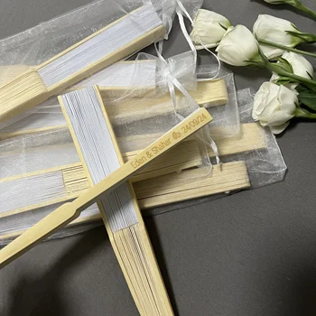 20/50/80 leque de papel elegante dobrável branco gravado personalizado com saco de presente com organza e ventilador portátil para festa de casamento