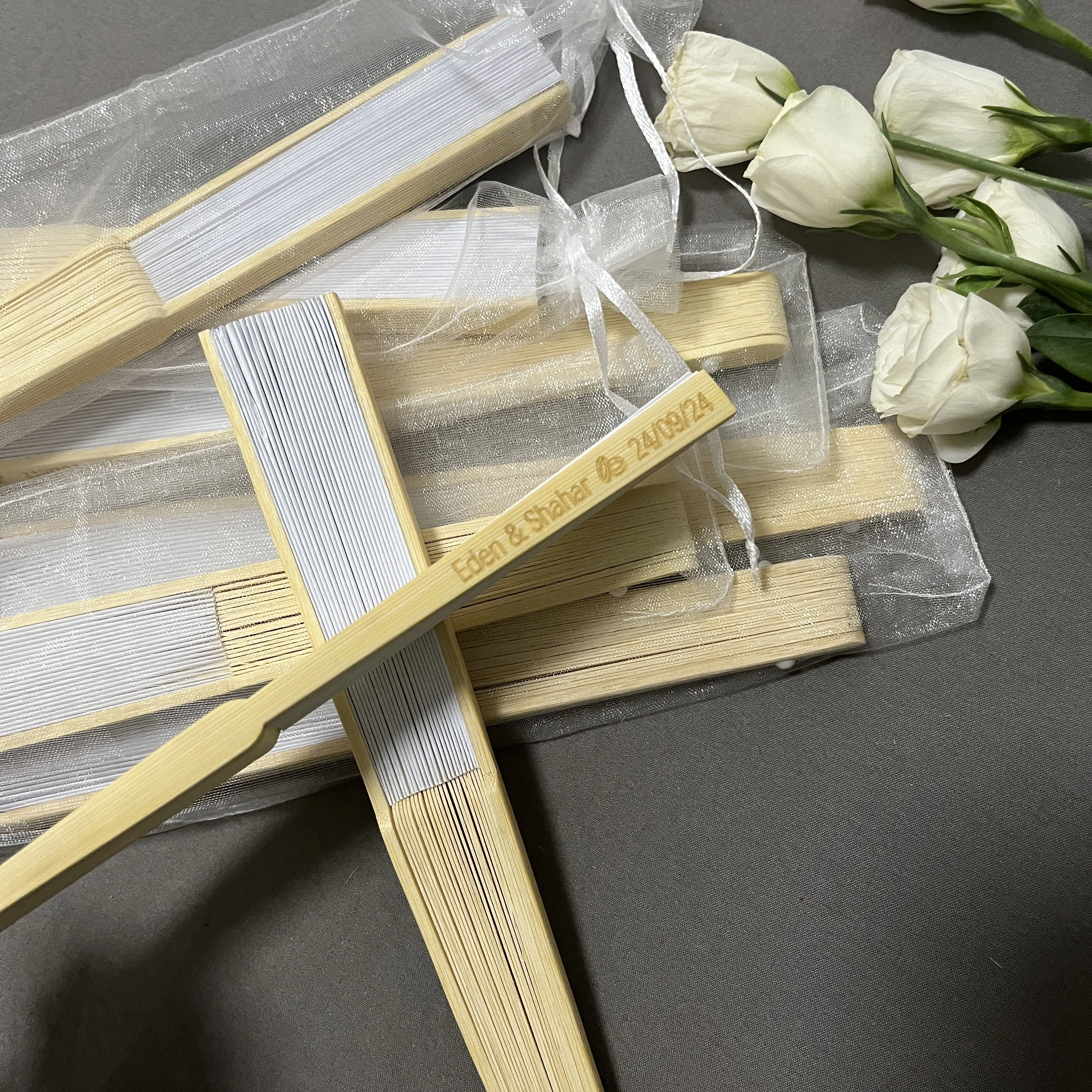 20/50/80 Spersonalizowany grawerowany biały składany elegancki papierowy wachlarz z torbą na prezenty z organzy i przenośnym wachlarzem na przyjęcie weselne